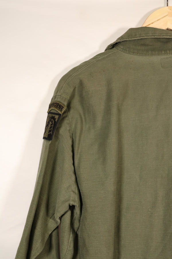 สินค้าตามสัญญาช่วงปลายทศวรรษ 1960 – 16 1/2 x 32 – OG-107 – เสื้อยูทิลิตี้ – มีแพทช์ – มือสอง