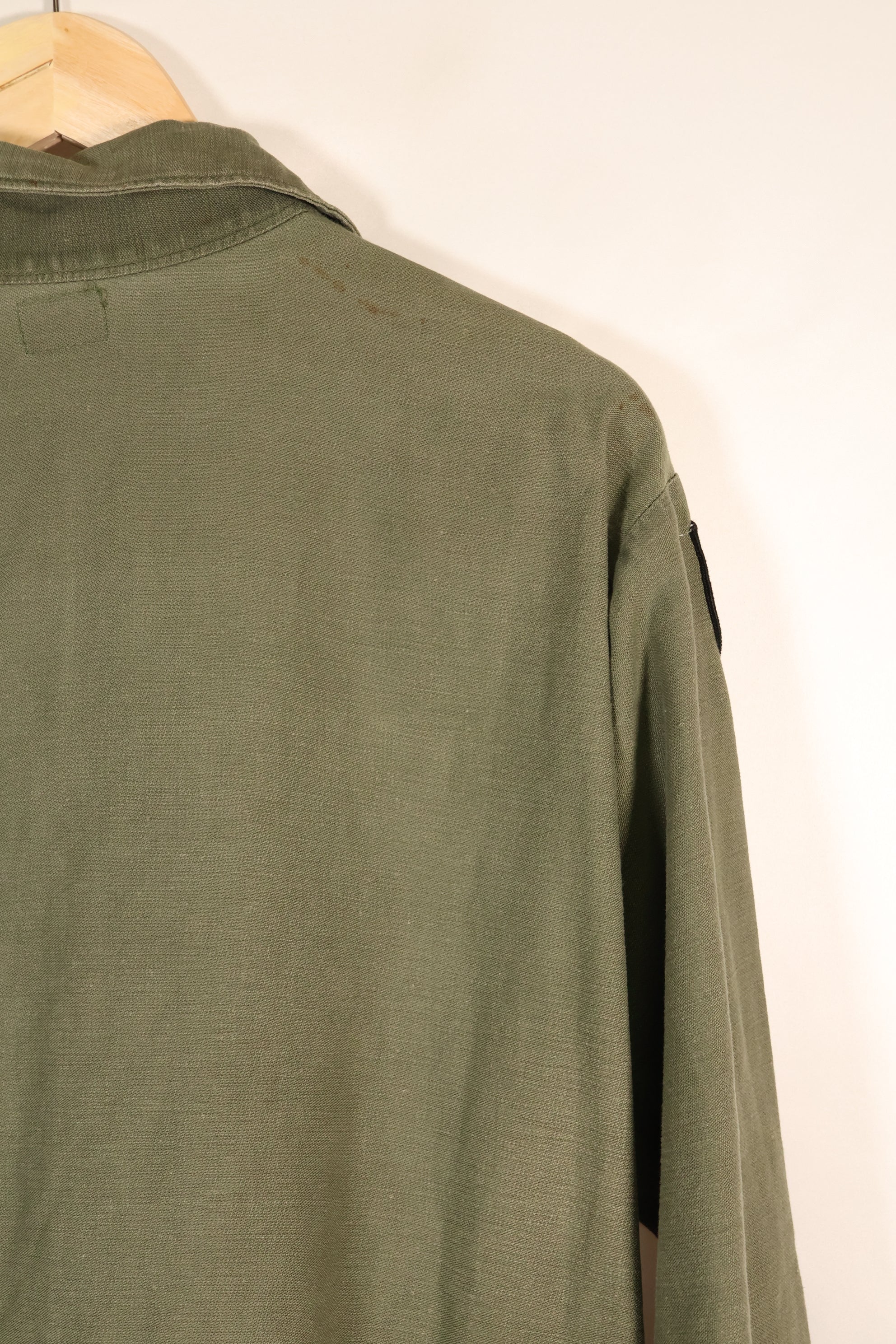 สินค้าตามสัญญาช่วงปลายทศวรรษ 1960 – 16 1/2 x 32 – OG-107 – เสื้อยูทิลิตี้ – มีแพทช์ – มือสอง