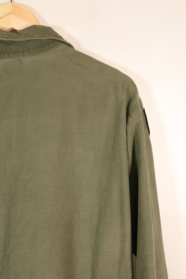 สินค้าตามสัญญาช่วงปลายทศวรรษ 1960 – 16 1/2 x 32 – OG-107 – เสื้อยูทิลิตี้ – มีแพทช์ – มือสอง