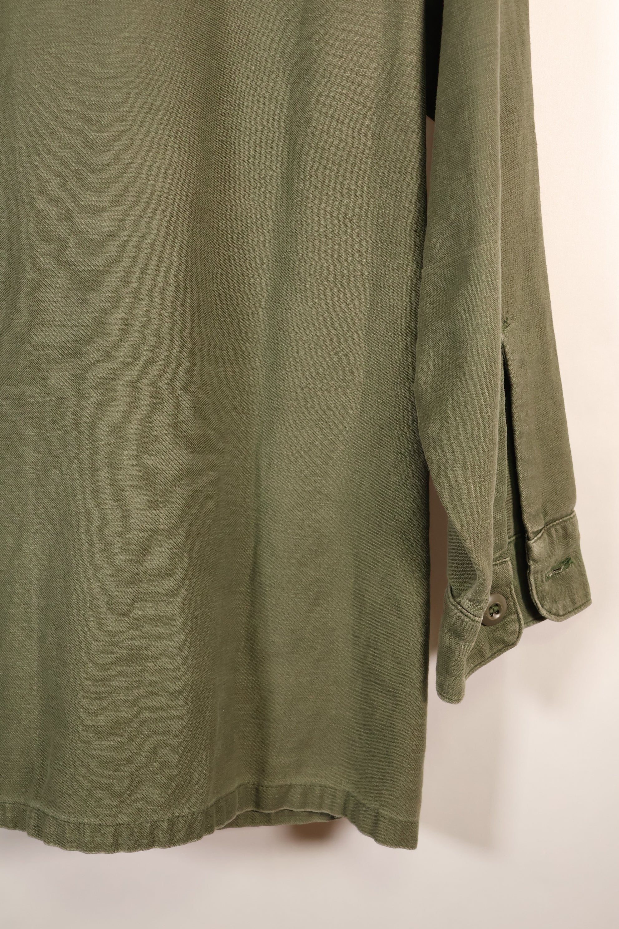 สินค้าตามสัญญาช่วงปลายทศวรรษ 1960 – 16 1/2 x 32 – OG-107 – เสื้อยูทิลิตี้ – มีแพทช์ – มือสอง