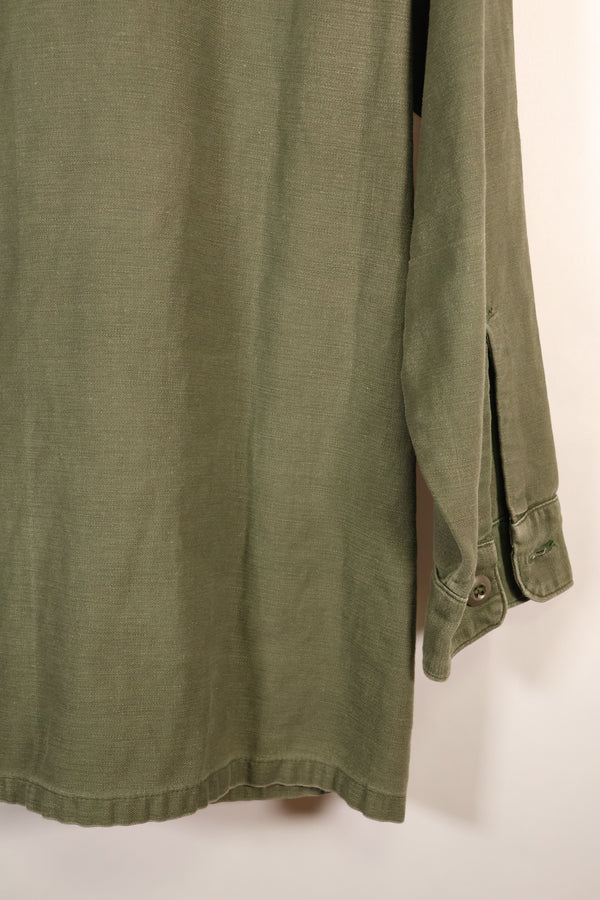 สินค้าตามสัญญาช่วงปลายทศวรรษ 1960 – 16 1/2 x 32 – OG-107 – เสื้อยูทิลิตี้ – มีแพทช์ – มือสอง
