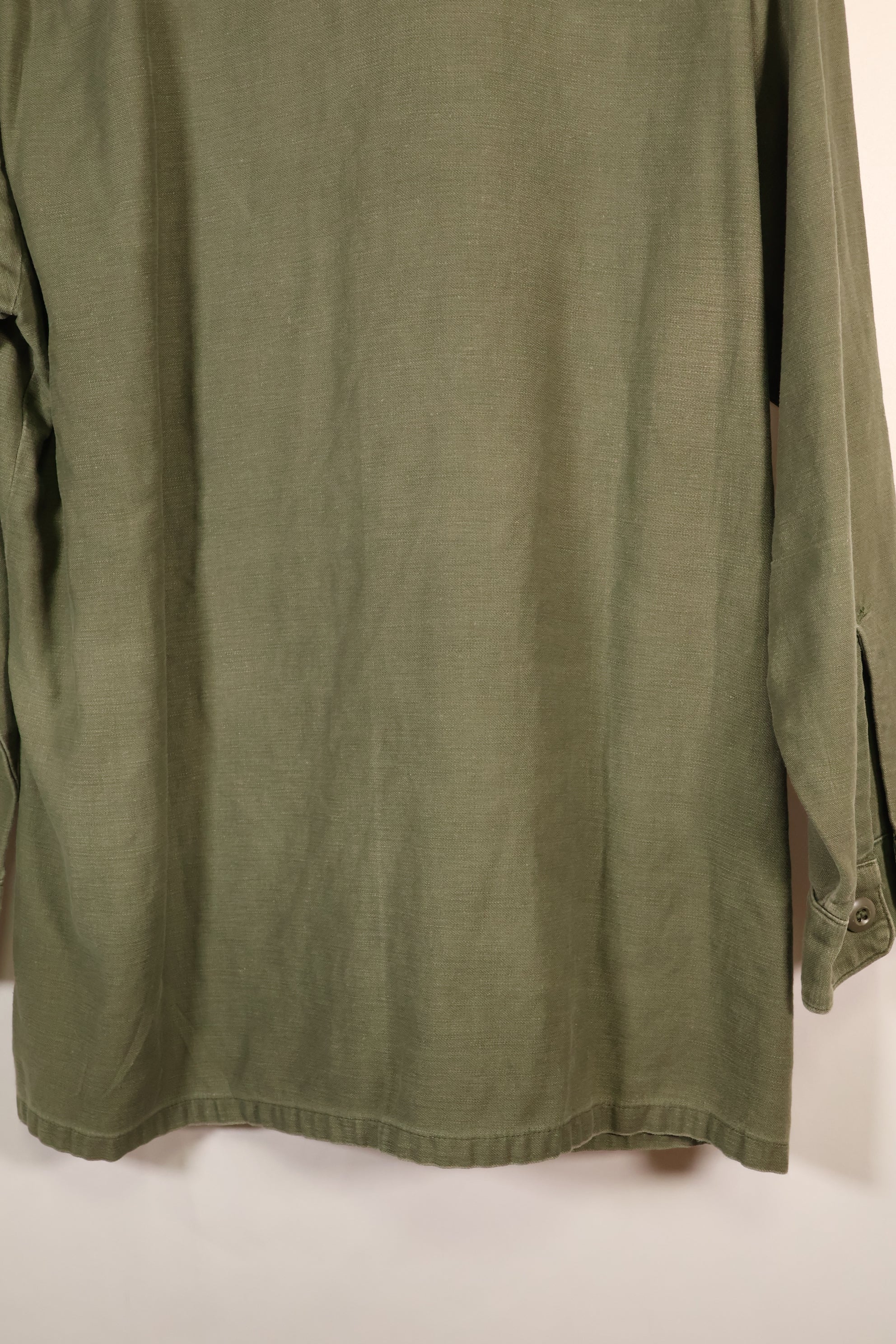 สินค้าตามสัญญาช่วงปลายทศวรรษ 1960 – 16 1/2 x 32 – OG-107 – เสื้อยูทิลิตี้ – มีแพทช์ – มือสอง