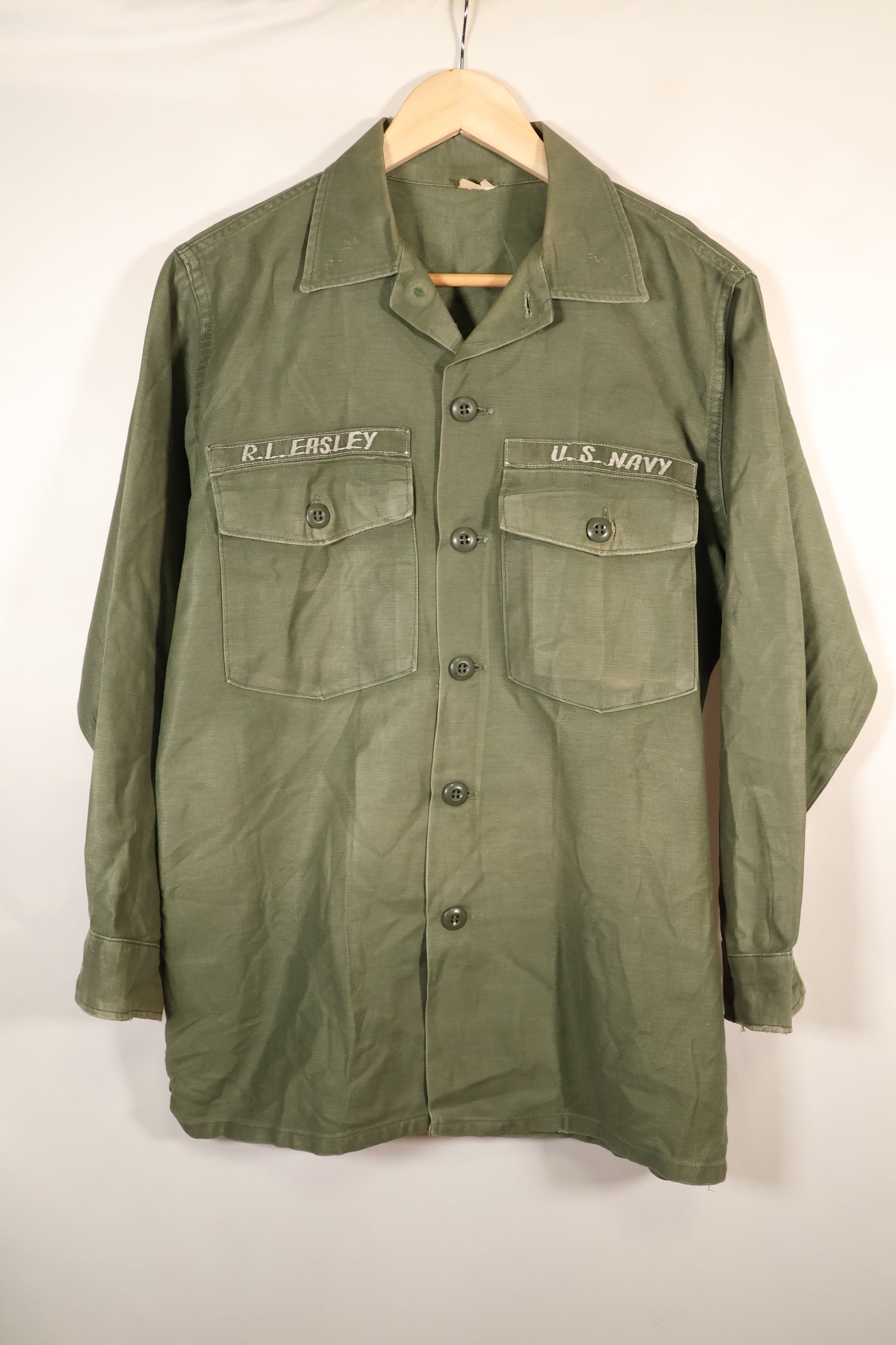 สัญญาลงวันที่ปี 1971; ขนาดประมาณ: เล็ก; OG-107; เสื้อใช้งานทั่วไป; กองทัพเรือสหรัฐฯ; มีเครื่องหมายเทปเดิม; สินค้ามือสอง