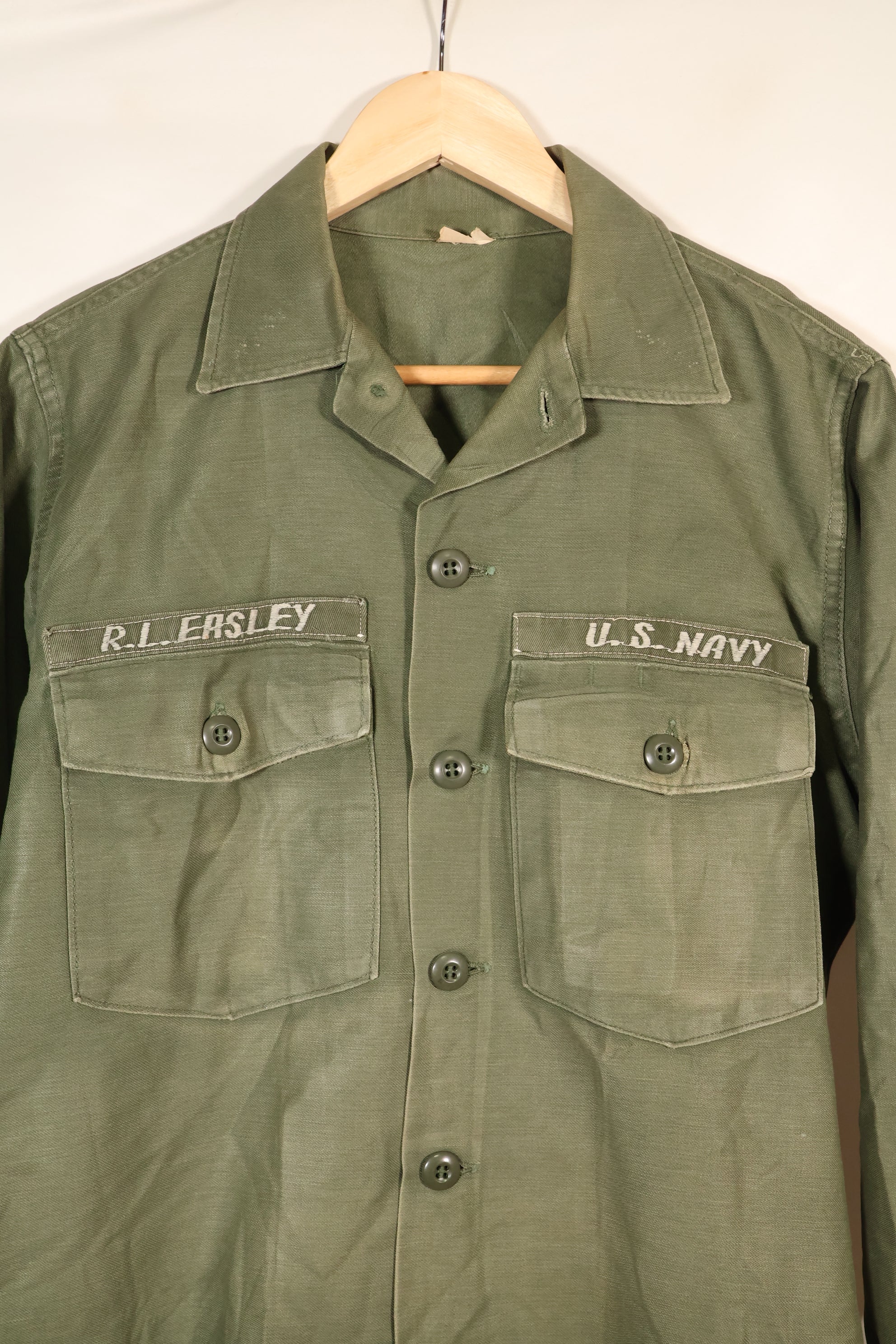 สัญญาลงวันที่ปี 1971; ขนาดประมาณ: เล็ก; OG-107; เสื้อใช้งานทั่วไป; กองทัพเรือสหรัฐฯ; มีเครื่องหมายเทปเดิม; สินค้ามือสอง