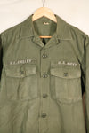 สัญญาลงวันที่ปี 1971; ขนาดประมาณ: เล็ก; OG-107; เสื้อใช้งานทั่วไป; กองทัพเรือสหรัฐฯ; มีเครื่องหมายเทปเดิม; สินค้ามือสอง