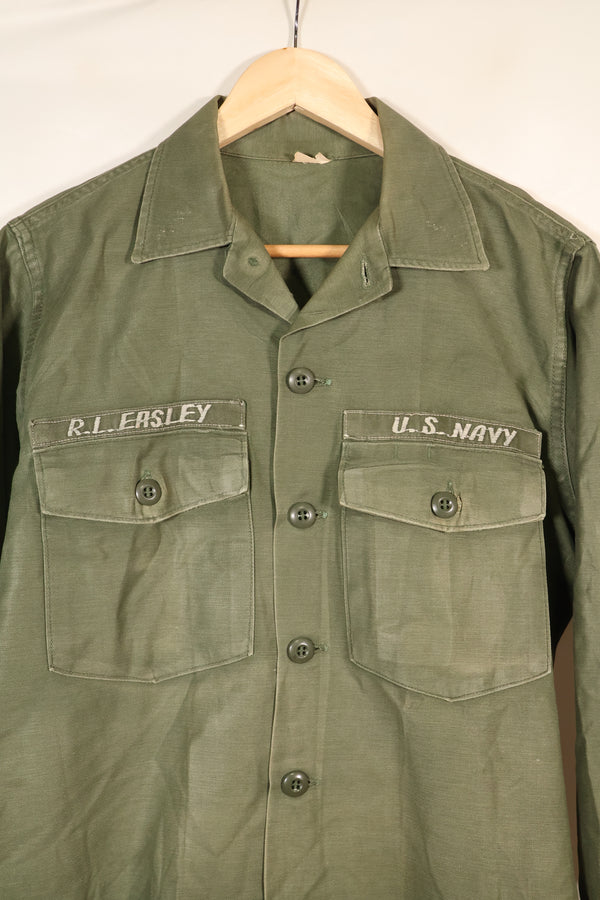 สัญญาลงวันที่ปี 1971; ขนาดประมาณ: เล็ก; OG-107; เสื้อใช้งานทั่วไป; กองทัพเรือสหรัฐฯ; มีเครื่องหมายเทปเดิม; สินค้ามือสอง