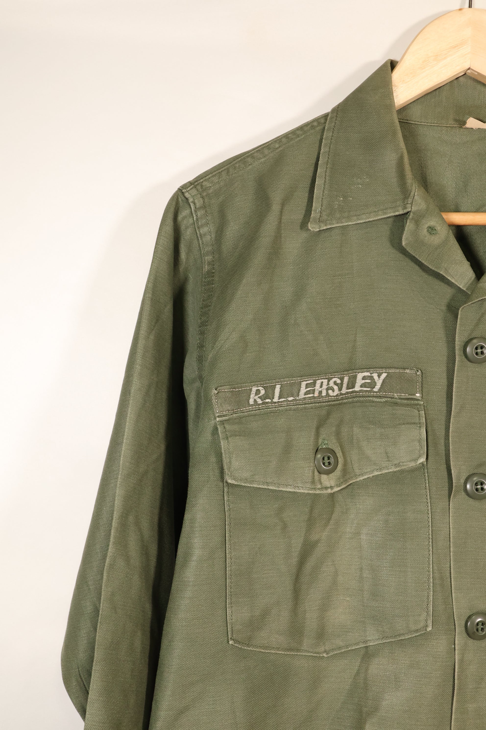 สัญญาลงวันที่ปี 1971; ขนาดประมาณ: เล็ก; OG-107; เสื้อใช้งานทั่วไป; กองทัพเรือสหรัฐฯ; มีเครื่องหมายเทปเดิม; สินค้ามือสอง