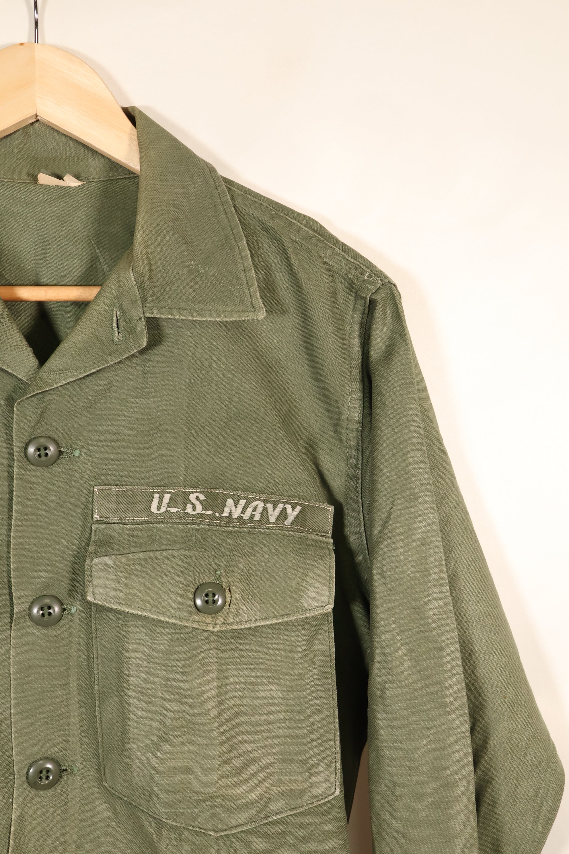 สัญญาลงวันที่ปี 1971; ขนาดประมาณ: เล็ก; OG-107; เสื้อใช้งานทั่วไป; กองทัพเรือสหรัฐฯ; มีเครื่องหมายเทปเดิม; สินค้ามือสอง