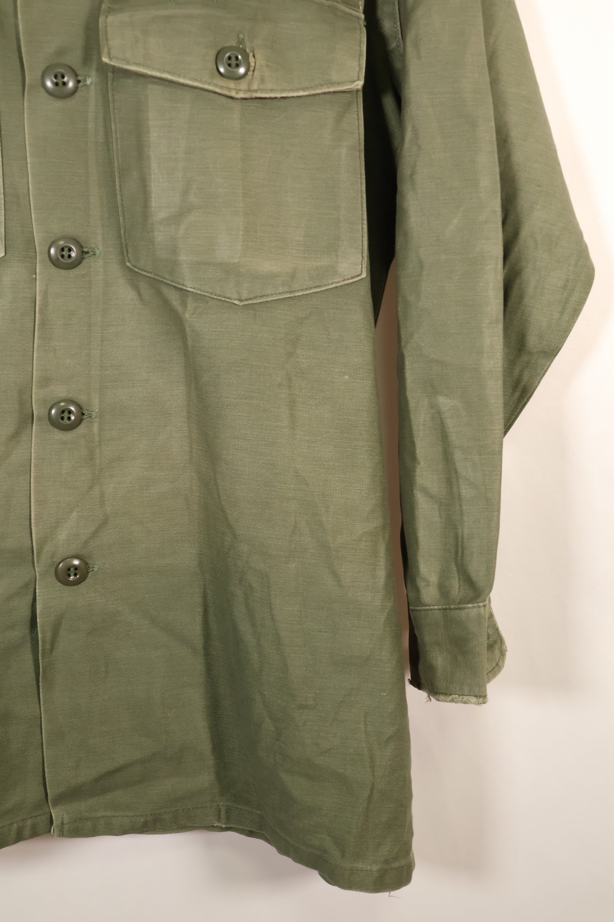 สัญญาลงวันที่ปี 1971; ขนาดประมาณ: เล็ก; OG-107; เสื้อใช้งานทั่วไป; กองทัพเรือสหรัฐฯ; มีเครื่องหมายเทปเดิม; สินค้ามือสอง