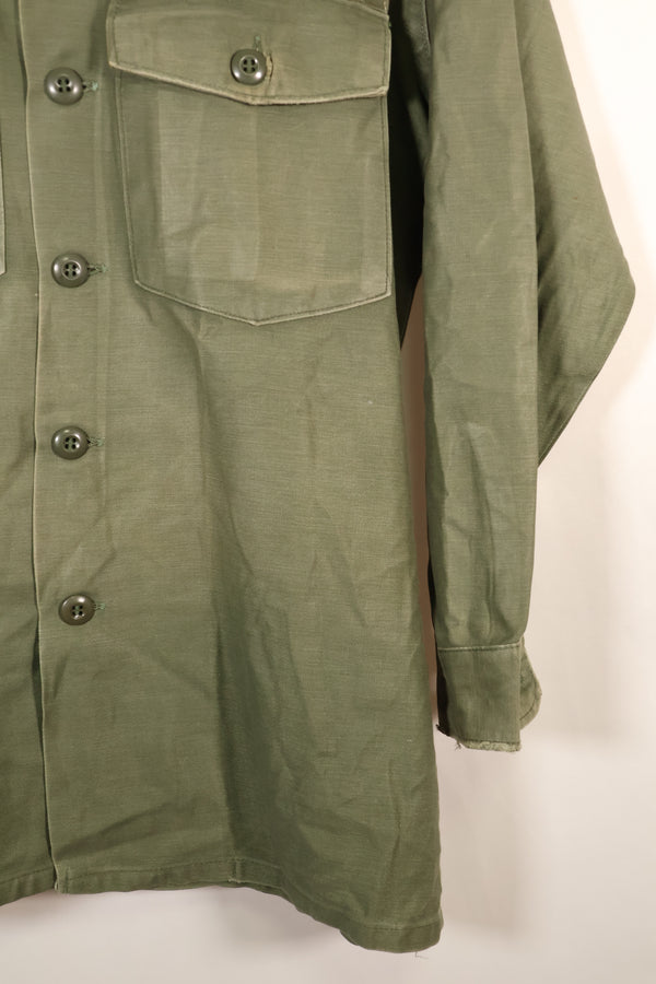 สัญญาลงวันที่ปี 1971; ขนาดประมาณ: เล็ก; OG-107; เสื้อใช้งานทั่วไป; กองทัพเรือสหรัฐฯ; มีเครื่องหมายเทปเดิม; สินค้ามือสอง