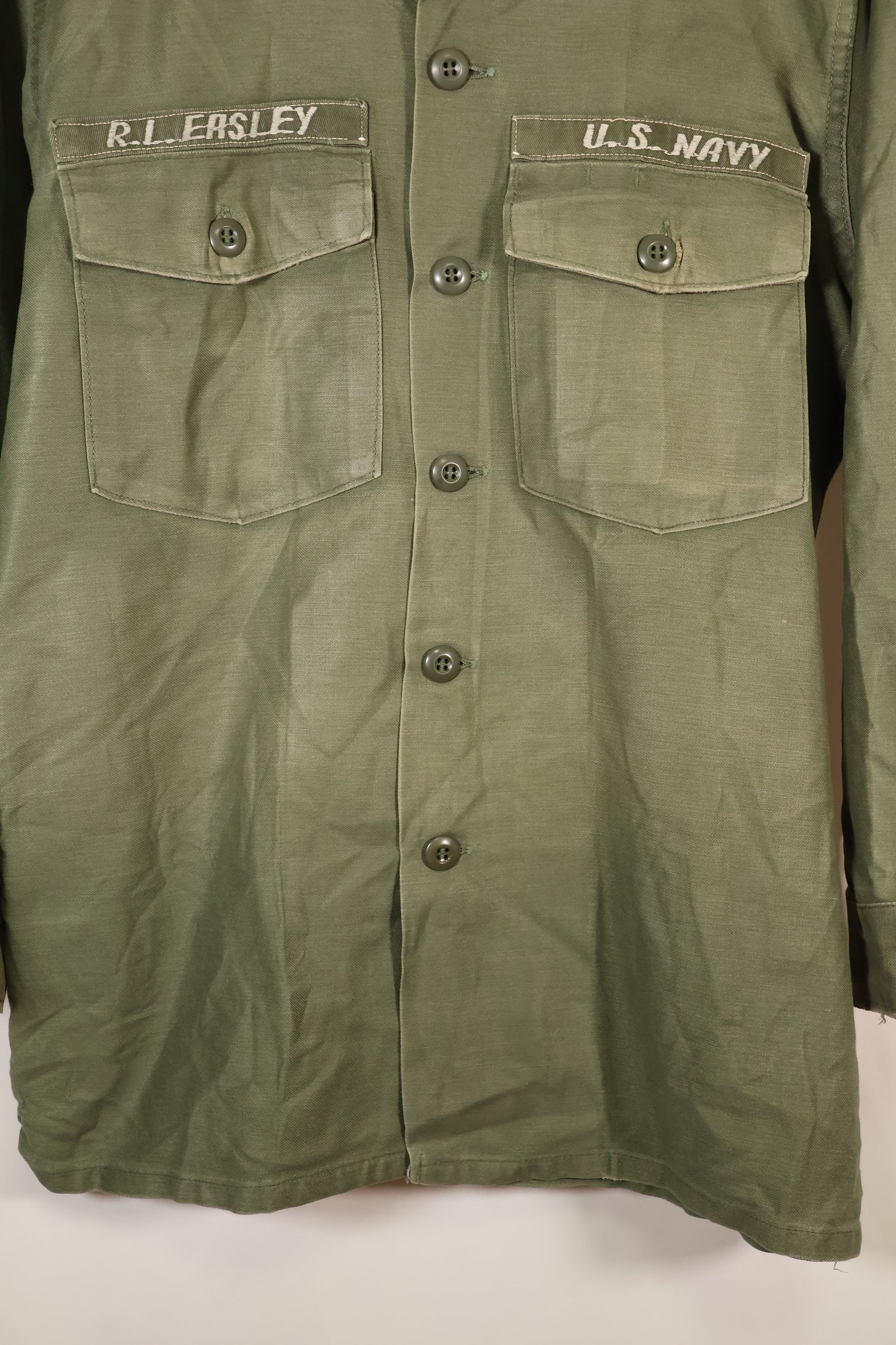 สัญญาลงวันที่ปี 1971; ขนาดประมาณ: เล็ก; OG-107; เสื้อใช้งานทั่วไป; กองทัพเรือสหรัฐฯ; มีเครื่องหมายเทปเดิม; สินค้ามือสอง
