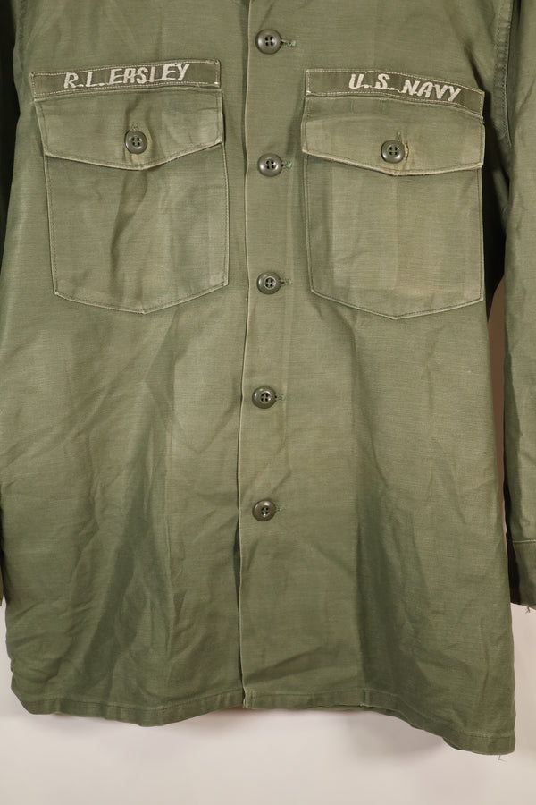 สัญญาลงวันที่ปี 1971; ขนาดประมาณ: เล็ก; OG-107; เสื้อใช้งานทั่วไป; กองทัพเรือสหรัฐฯ; มีเครื่องหมายเทปเดิม; สินค้ามือสอง