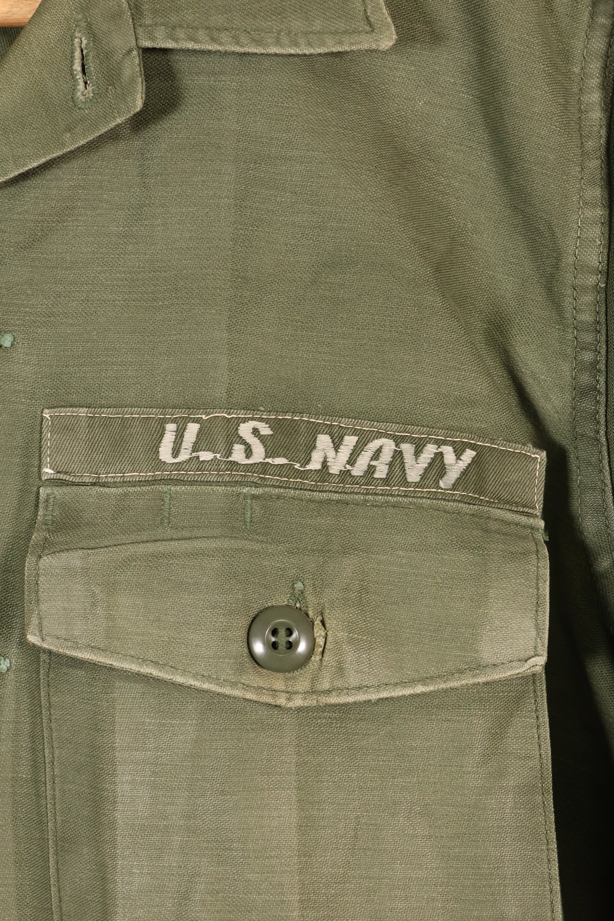 สัญญาลงวันที่ปี 1971; ขนาดประมาณ: เล็ก; OG-107; เสื้อใช้งานทั่วไป; กองทัพเรือสหรัฐฯ; มีเครื่องหมายเทปเดิม; สินค้ามือสอง