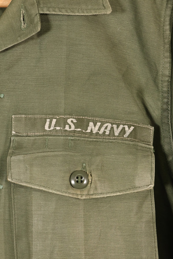 สัญญาลงวันที่ปี 1971; ขนาดประมาณ: เล็ก; OG-107; เสื้อใช้งานทั่วไป; กองทัพเรือสหรัฐฯ; มีเครื่องหมายเทปเดิม; สินค้ามือสอง