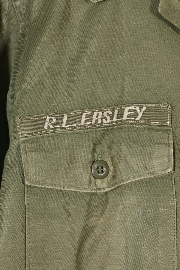 สัญญาลงวันที่ปี 1971; ขนาดประมาณ: เล็ก; OG-107; เสื้อใช้งานทั่วไป; กองทัพเรือสหรัฐฯ; มีเครื่องหมายเทปเดิม; สินค้ามือสอง