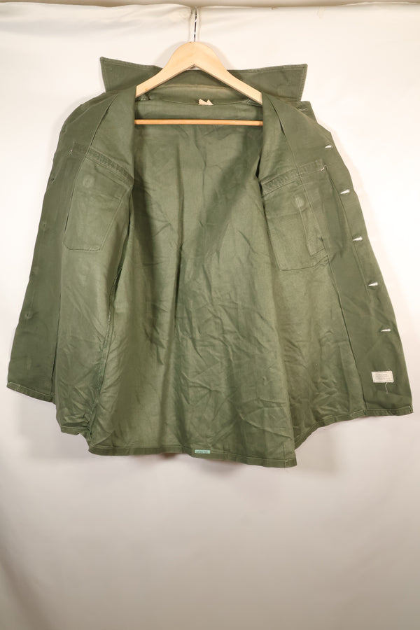 สัญญาลงวันที่ปี 1971; ขนาดประมาณ: เล็ก; OG-107; เสื้อใช้งานทั่วไป; กองทัพเรือสหรัฐฯ; มีเครื่องหมายเทปเดิม; สินค้ามือสอง