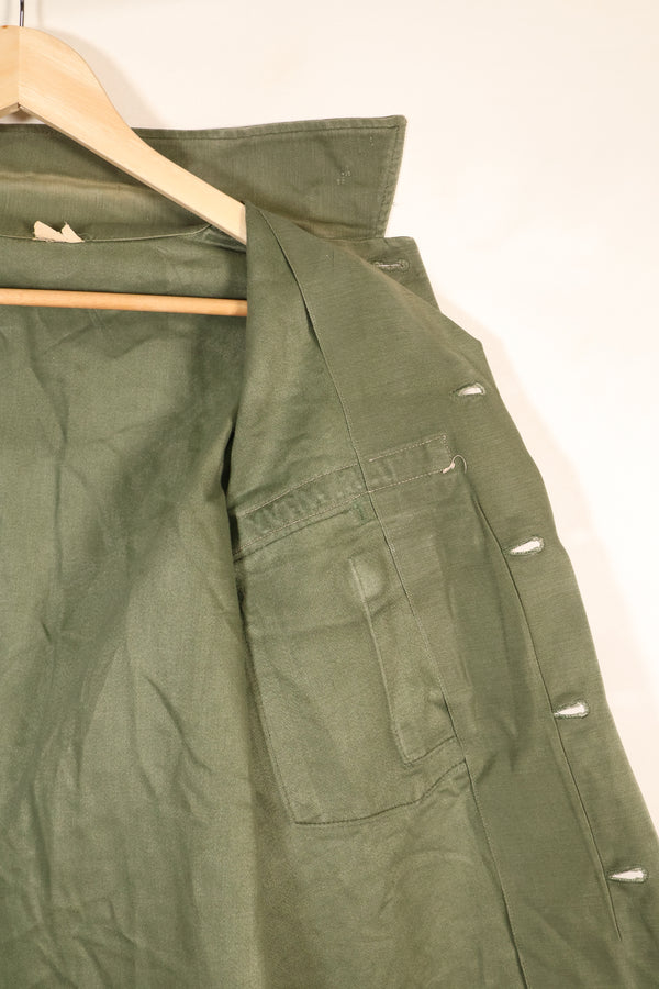 สัญญาลงวันที่ปี 1971; ขนาดประมาณ: เล็ก; OG-107; เสื้อใช้งานทั่วไป; กองทัพเรือสหรัฐฯ; มีเครื่องหมายเทปเดิม; สินค้ามือสอง