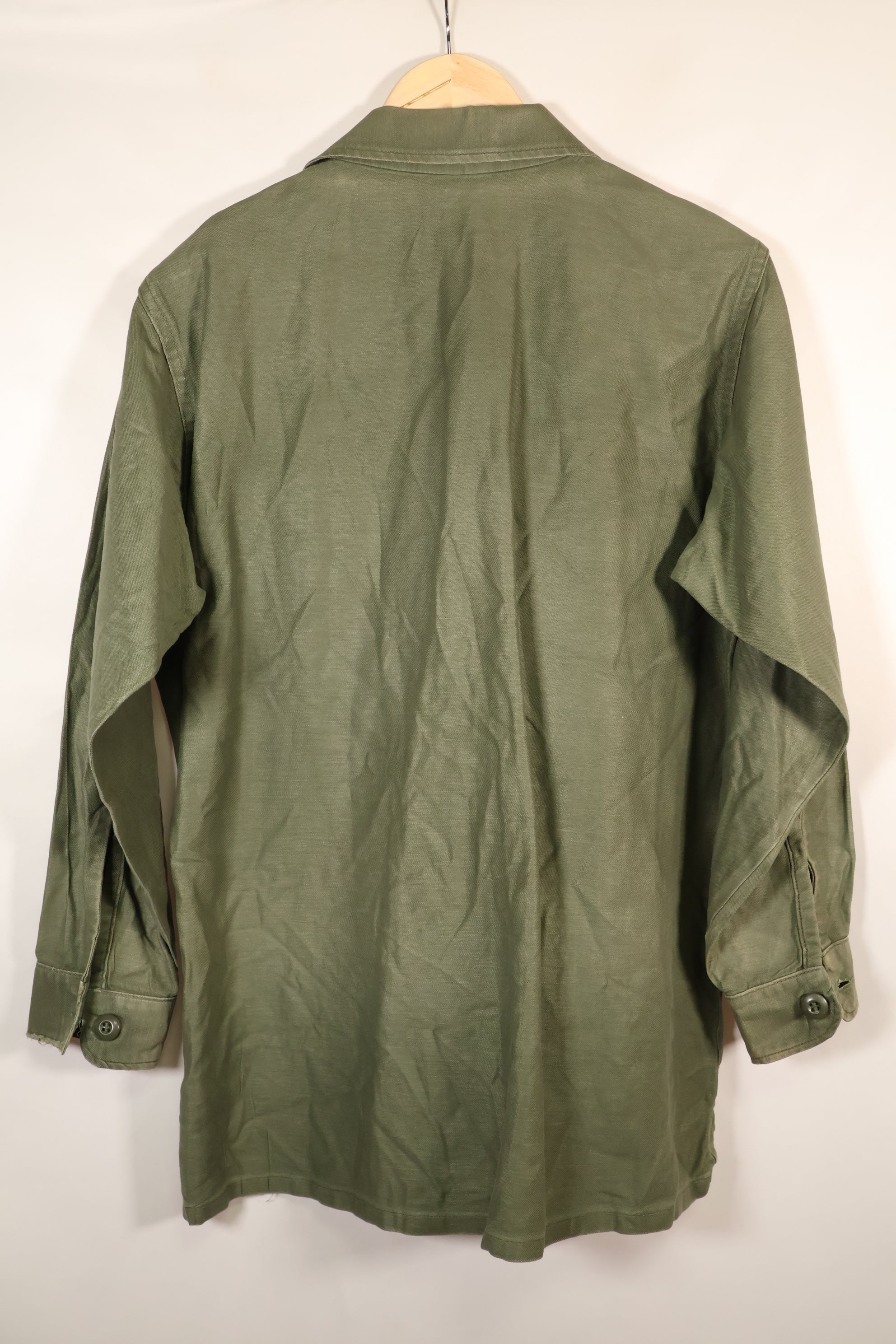 สัญญาลงวันที่ปี 1971; ขนาดประมาณ: เล็ก; OG-107; เสื้อใช้งานทั่วไป; กองทัพเรือสหรัฐฯ; มีเครื่องหมายเทปเดิม; สินค้ามือสอง