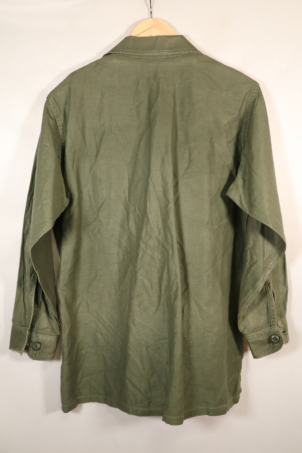 สัญญาลงวันที่ปี 1971; ขนาดประมาณ: เล็ก; OG-107; เสื้อใช้งานทั่วไป; กองทัพเรือสหรัฐฯ; มีเครื่องหมายเทปเดิม; สินค้ามือสอง