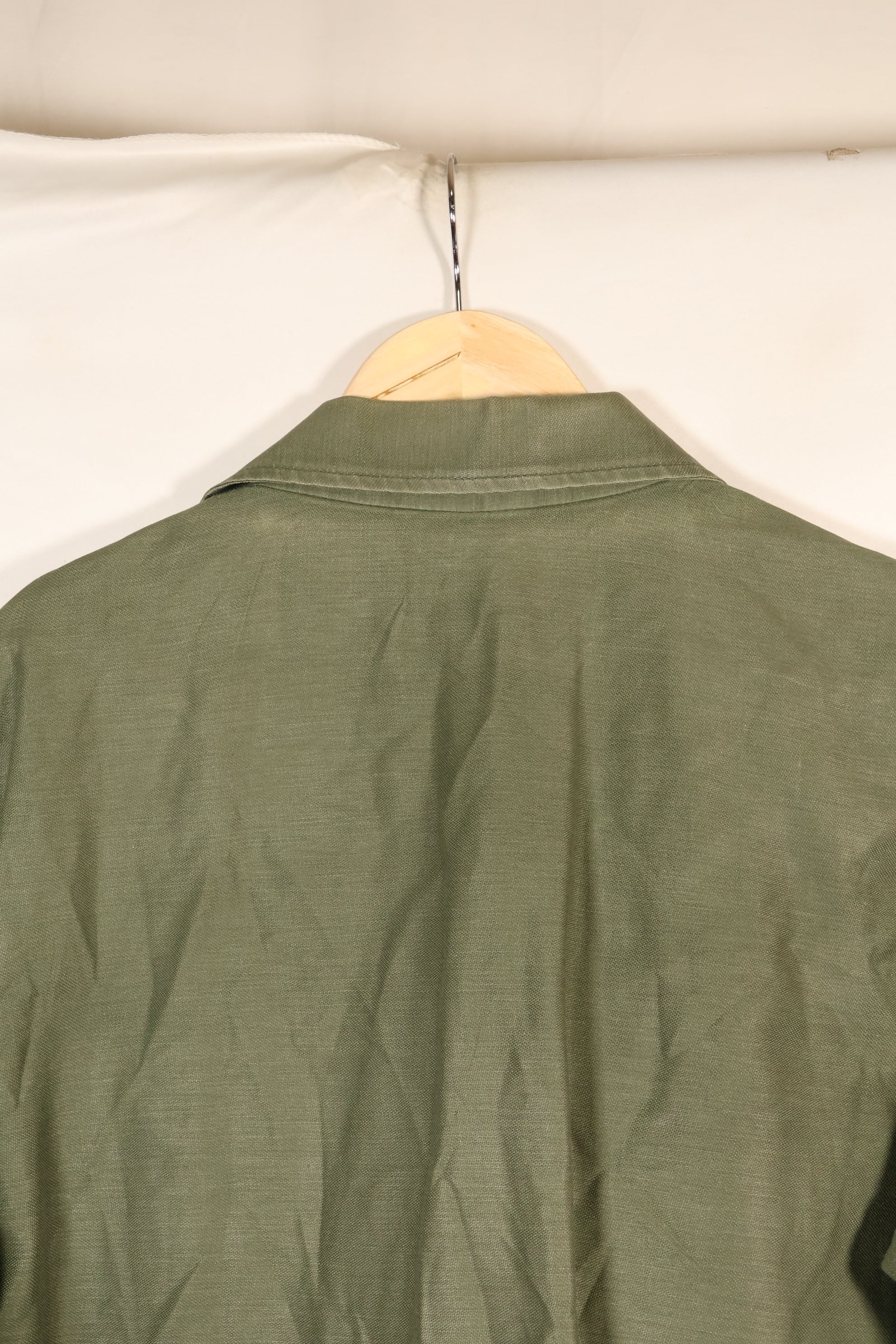 สัญญาลงวันที่ปี 1971; ขนาดประมาณ: เล็ก; OG-107; เสื้อใช้งานทั่วไป; กองทัพเรือสหรัฐฯ; มีเครื่องหมายเทปเดิม; สินค้ามือสอง
