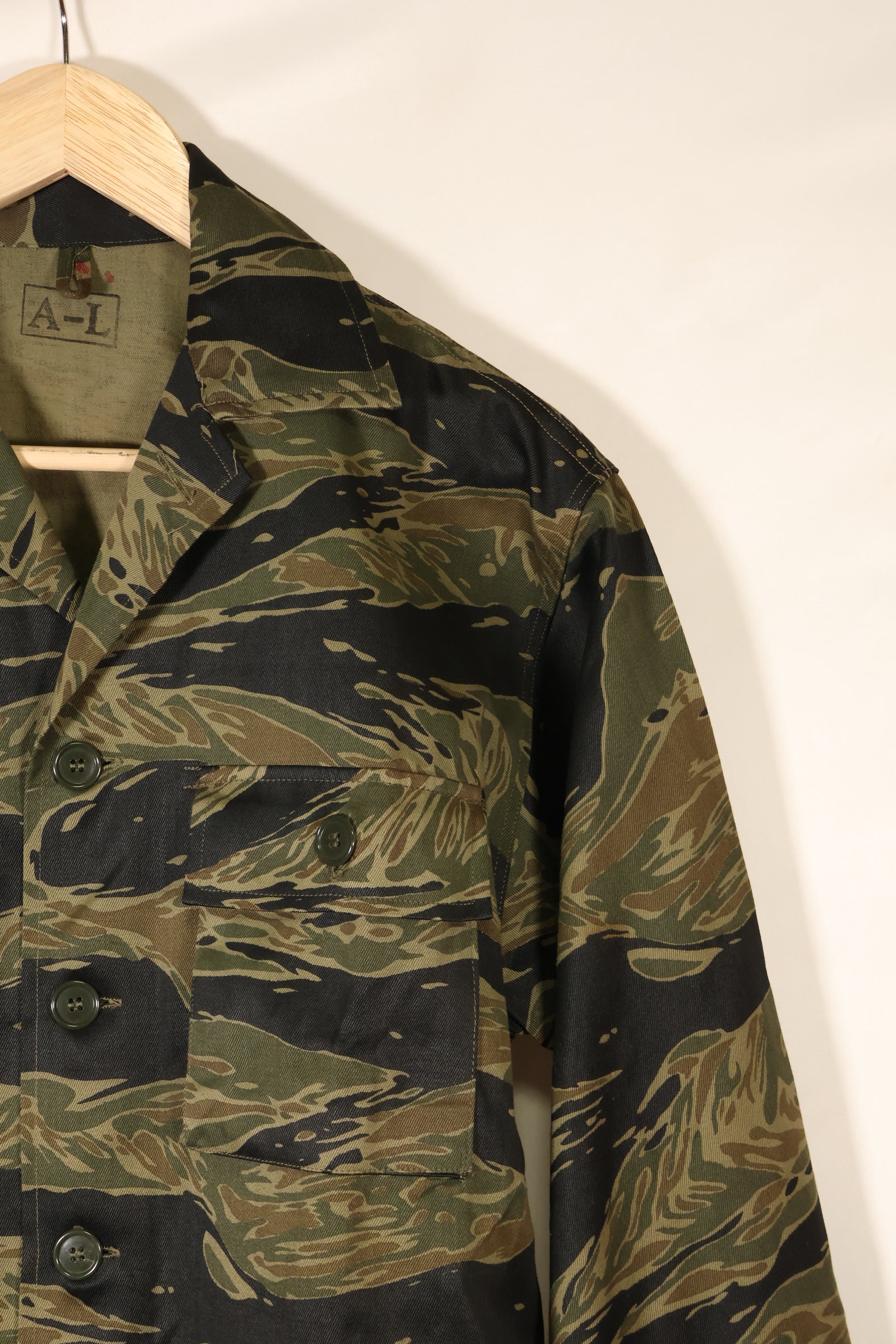 ประมาณปี 1965 – สินค้าคงคลัง – ลายเสือเงิน – ขนาด A–L – เสื้อเชิ้ตทรงเอเชีย