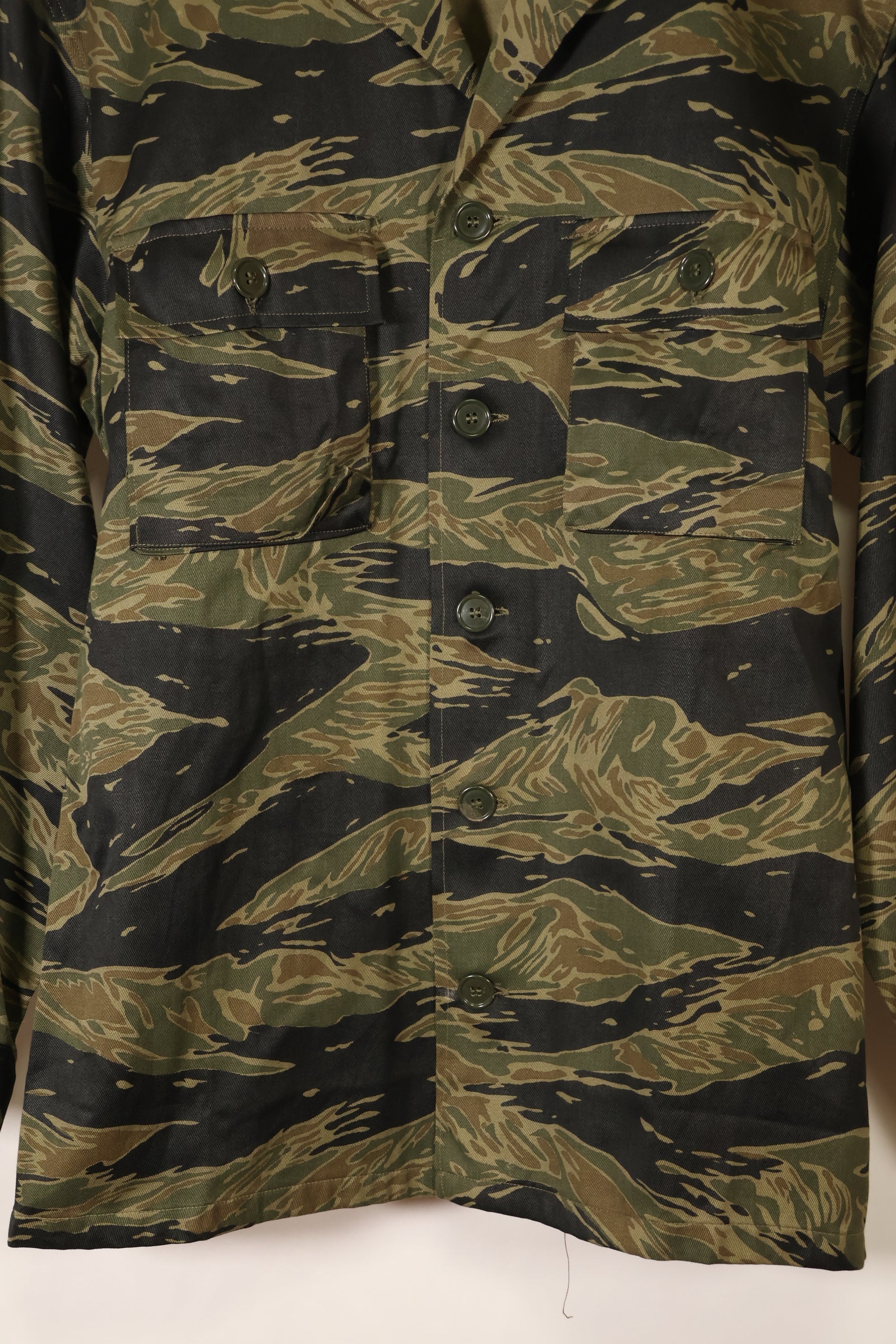 ประมาณปี 1965 – สินค้าคงคลัง – ลายเสือเงิน – ขนาด A–L – เสื้อเชิ้ตทรงเอเชีย