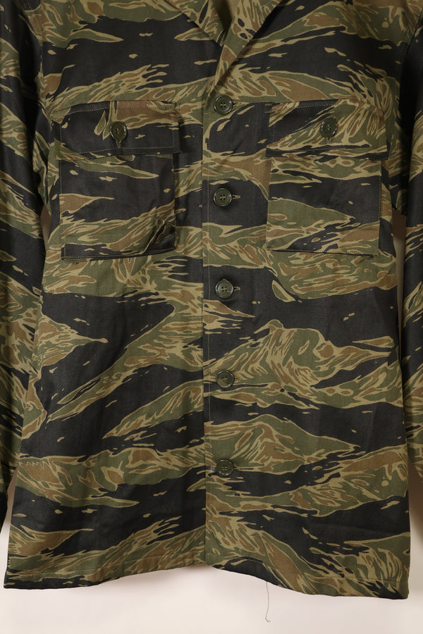 ประมาณปี 1965 – สินค้าคงคลัง – ลายเสือเงิน – ขนาด A–L – เสื้อเชิ้ตทรงเอเชีย