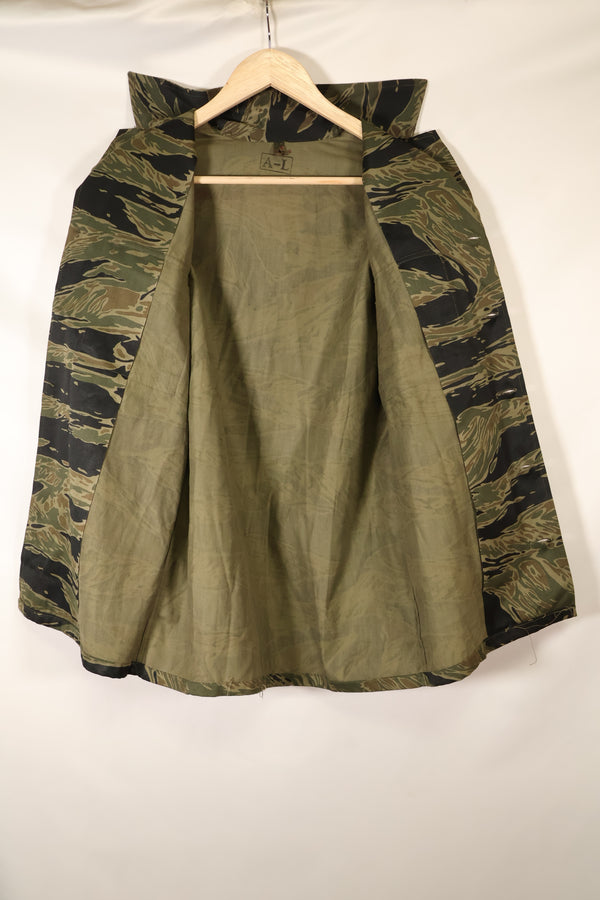 ประมาณปี 1965 – สินค้าคงคลัง – ลายเสือเงิน – ขนาด A–L – เสื้อเชิ้ตทรงเอเชีย