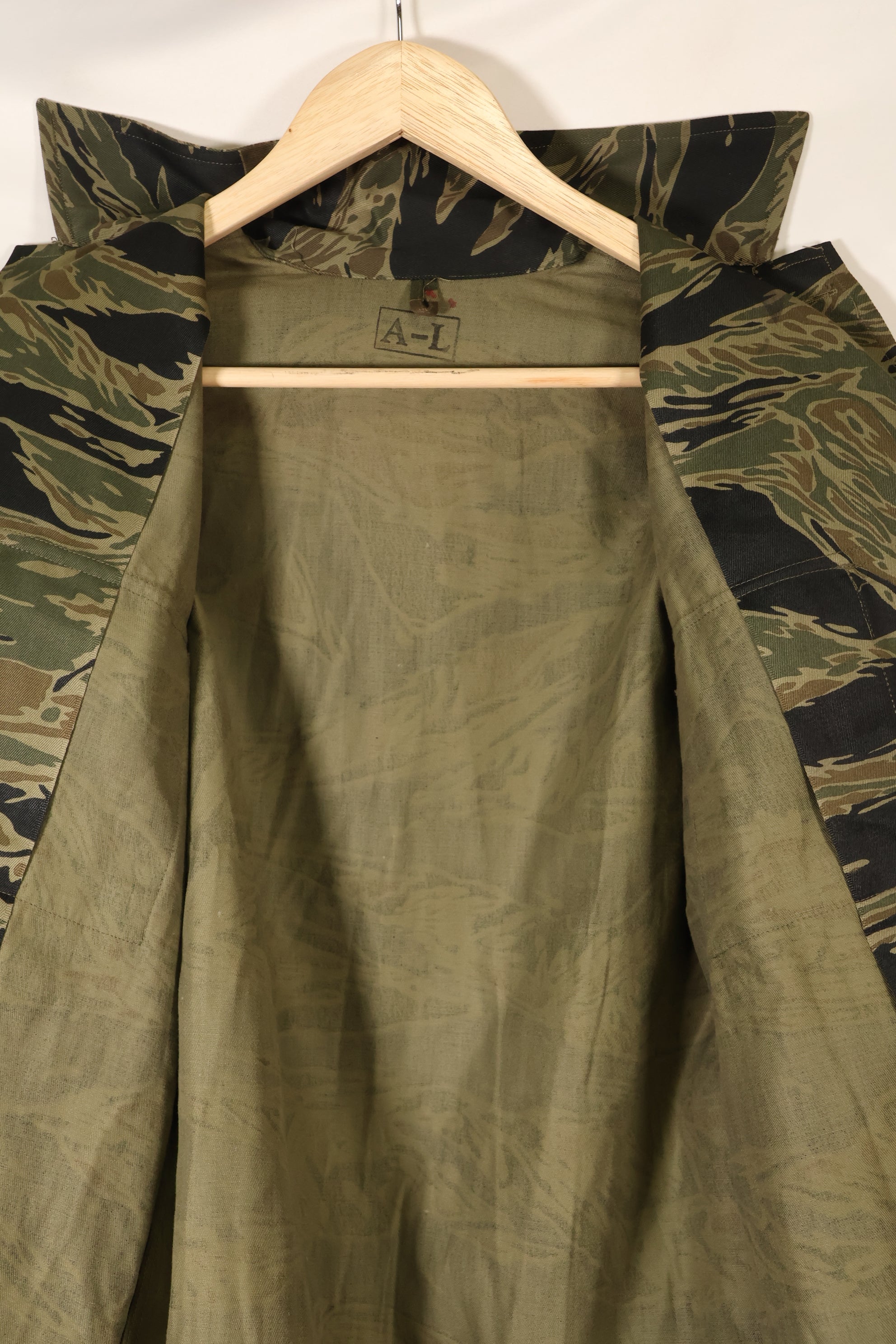 ประมาณปี 1965 – สินค้าคงคลัง – ลายเสือเงิน – ขนาด A–L – เสื้อเชิ้ตทรงเอเชีย
