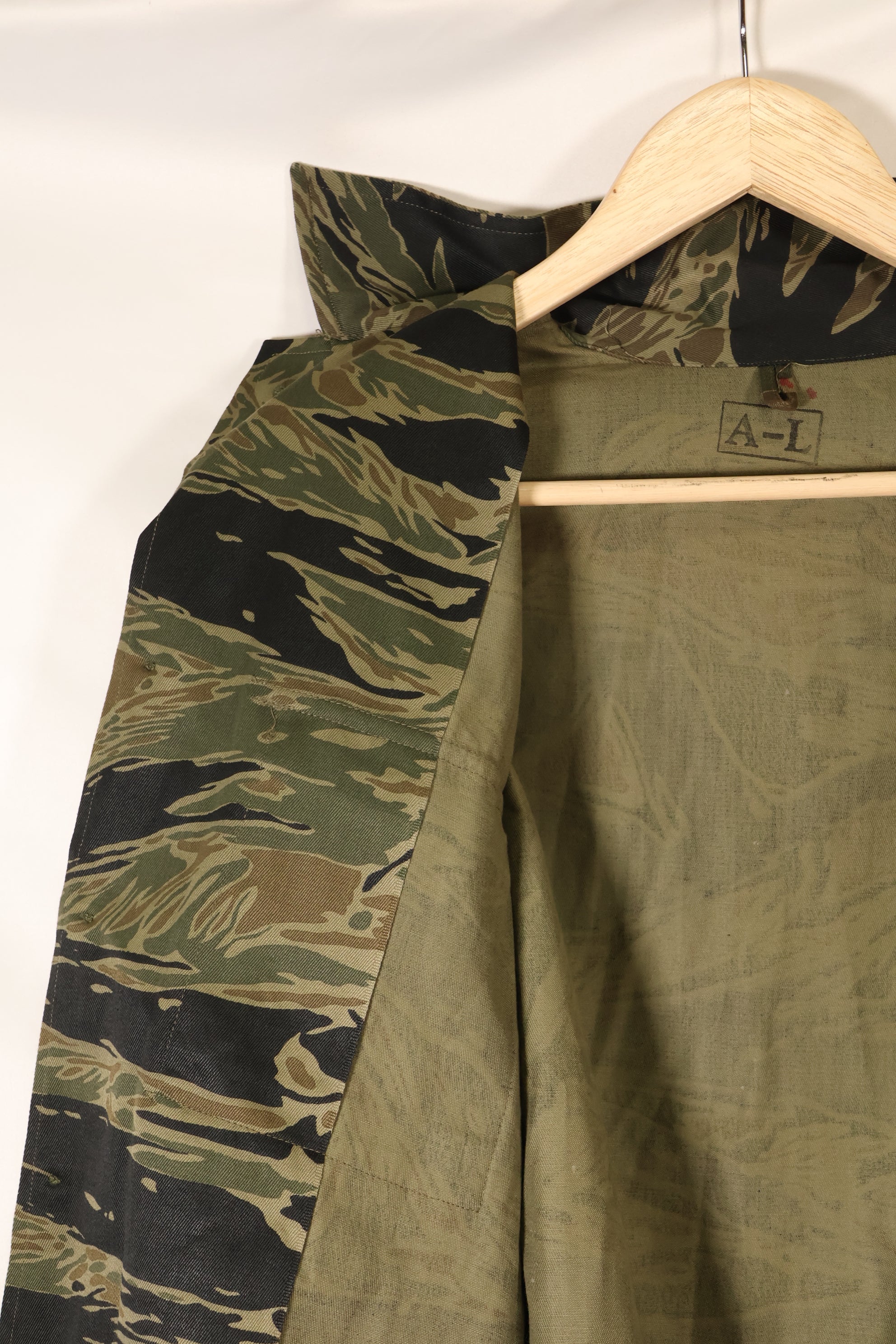 ประมาณปี 1965 – สินค้าคงคลัง – ลายเสือเงิน – ขนาด A–L – เสื้อเชิ้ตทรงเอเชีย