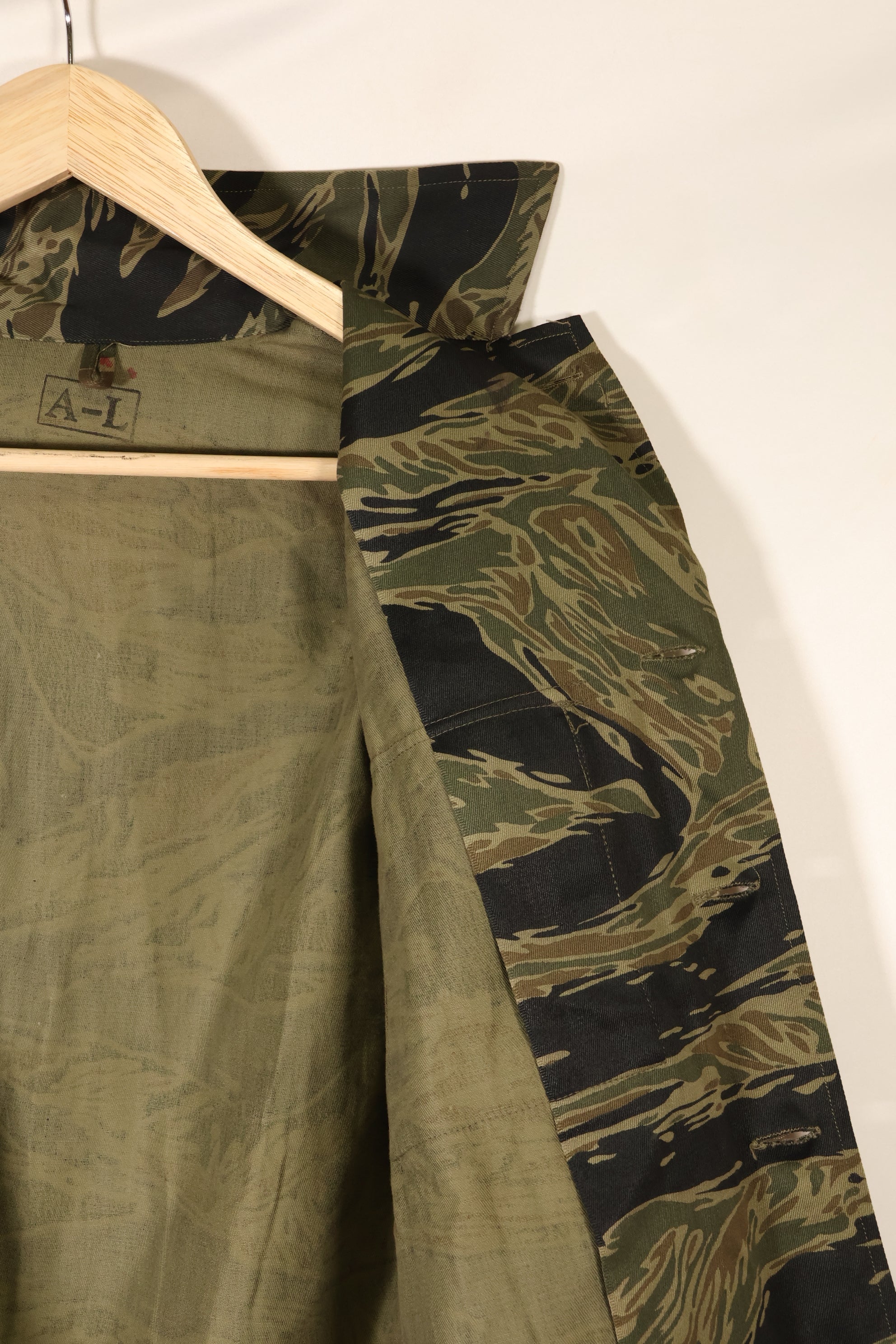 ประมาณปี 1965 – สินค้าคงคลัง – ลายเสือเงิน – ขนาด A–L – เสื้อเชิ้ตทรงเอเชีย