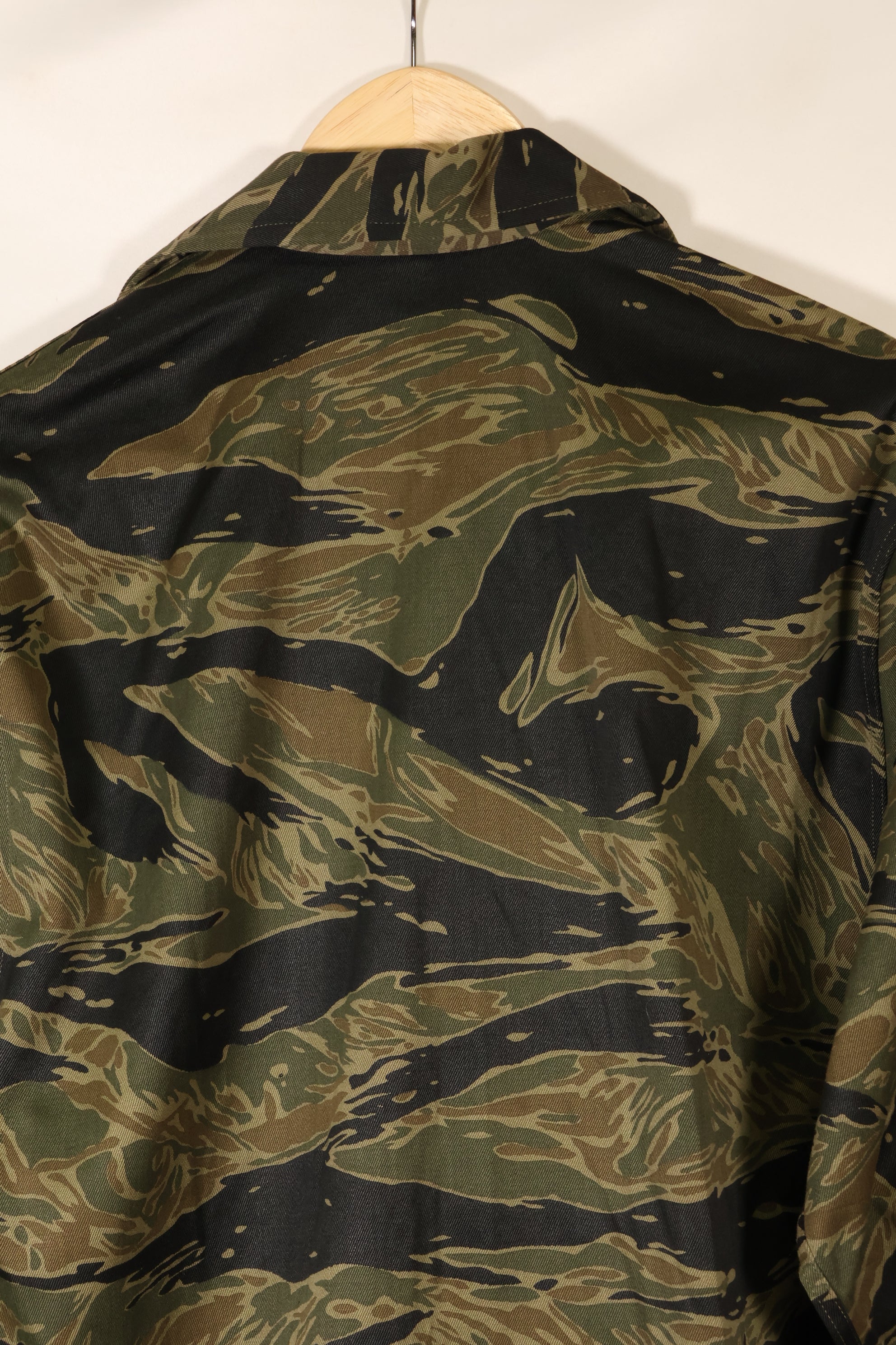 ประมาณปี 1965 – สินค้าคงคลัง – ลายเสือเงิน – ขนาด A–L – เสื้อเชิ้ตทรงเอเชีย