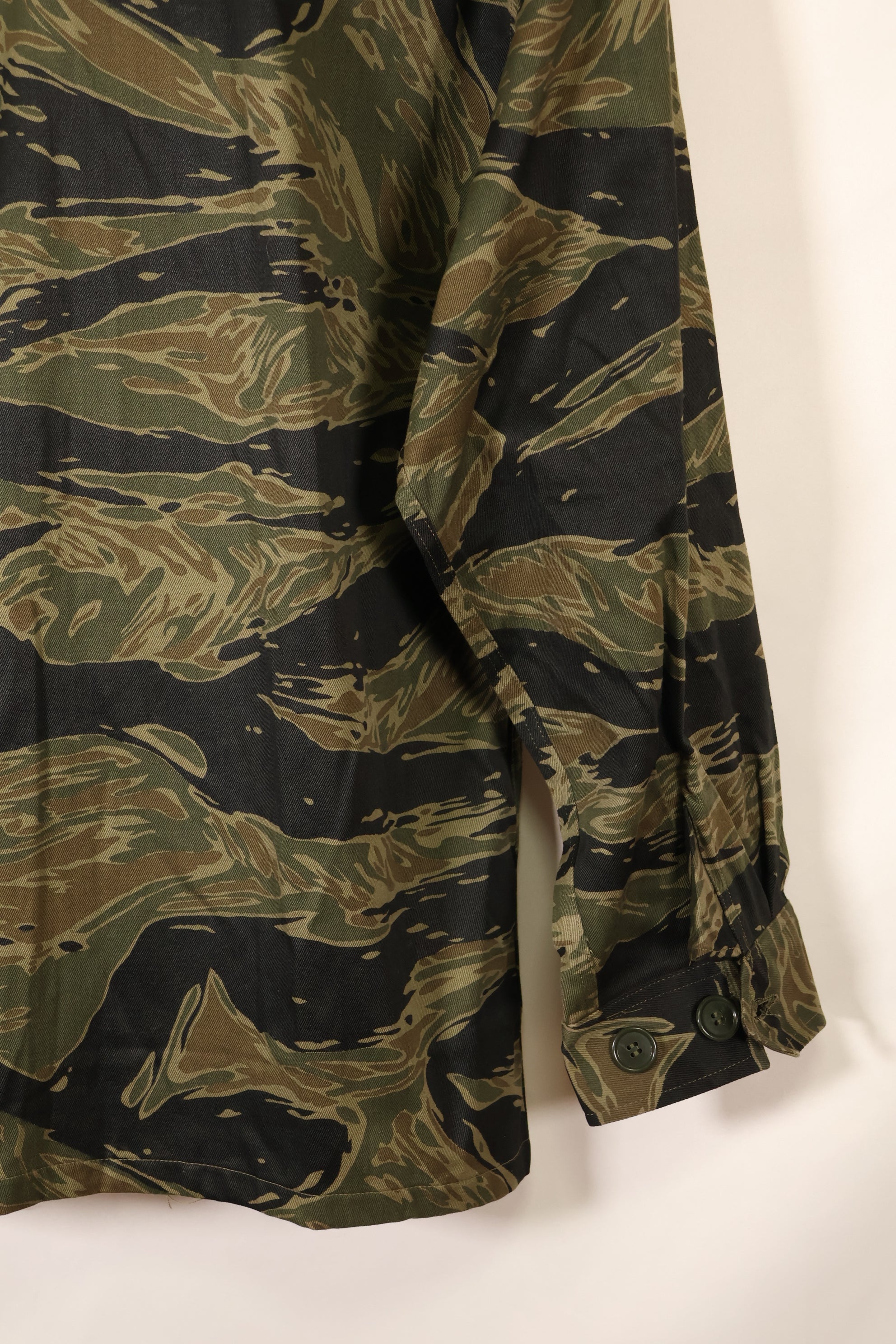 ประมาณปี 1965 – สินค้าคงคลัง – ลายเสือเงิน – ขนาด A–L – เสื้อเชิ้ตทรงเอเชีย