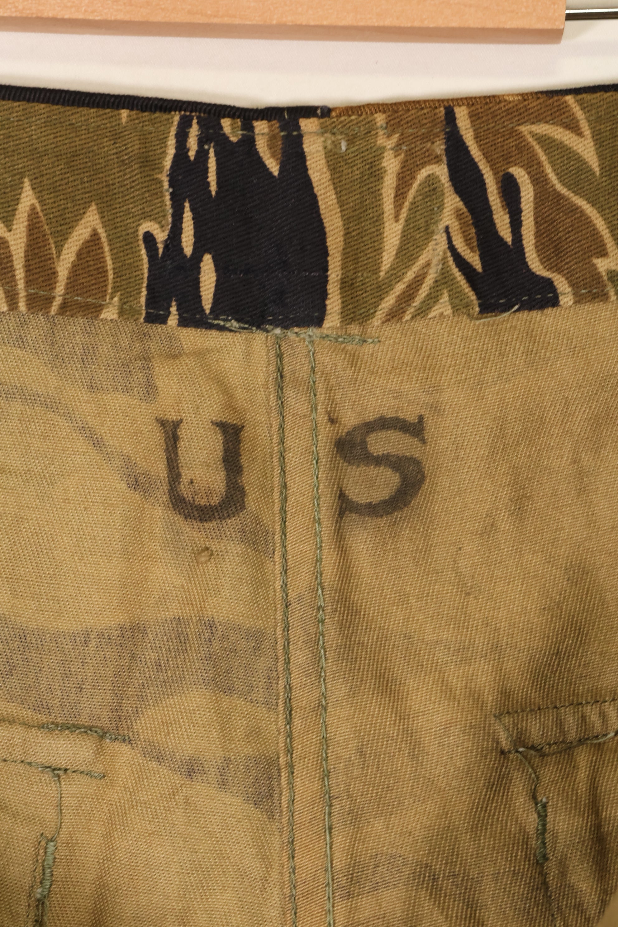 ปลายทศวรรษ 1960 – สินค้าคงคลัง – เสือทอง – ลายเสือ – ตัดเย็บแบบอเมริกัน – กางเกงขายาว – ไม่มีป้ายขนาด