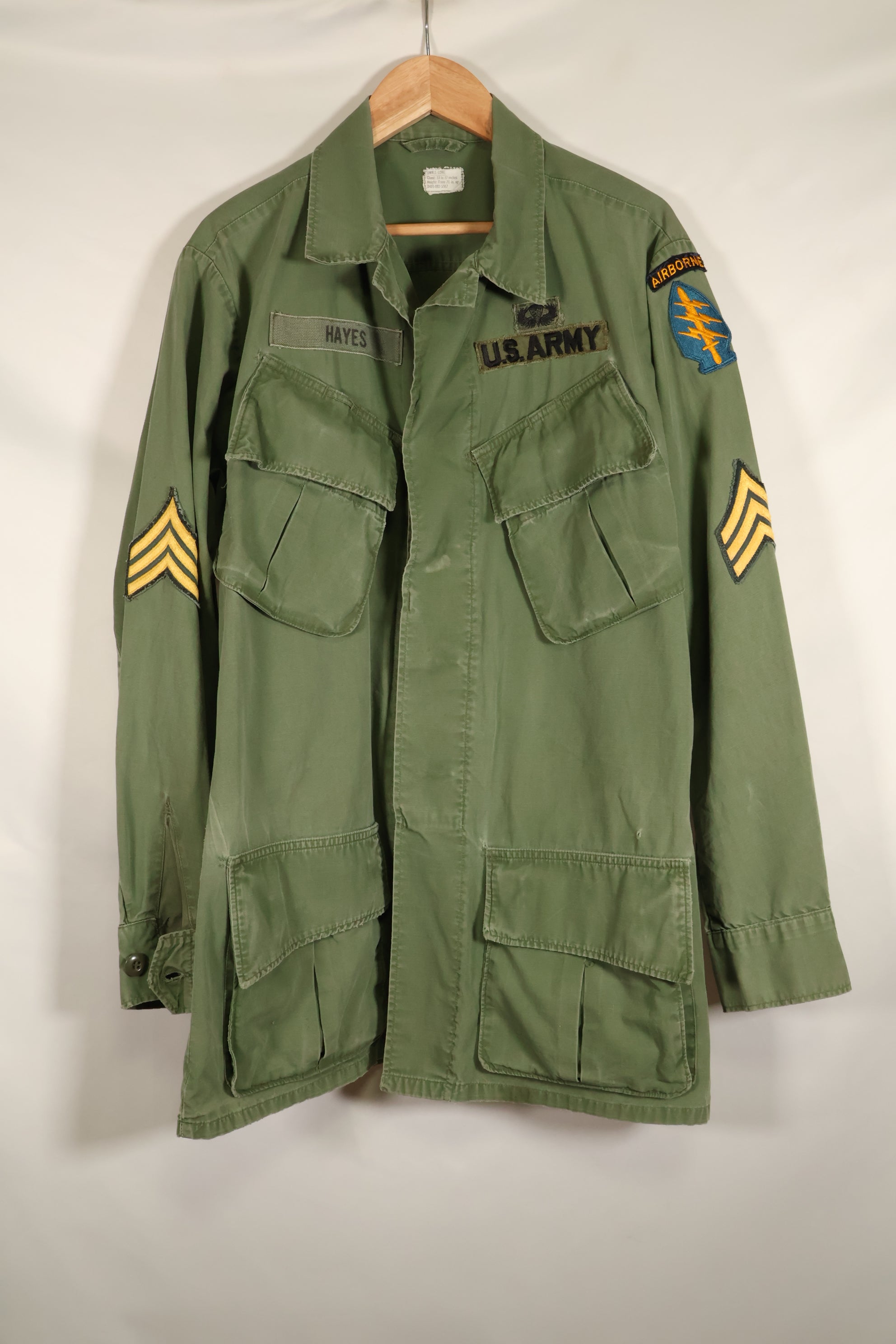 ประมาณปี 1967 – ขนาด S-L – หมวกเขียว – เสื้อแจ็คเก็ตพรางป่า รุ่นที่ 3 – มีสีซีดเล็กน้อย – มือสอง