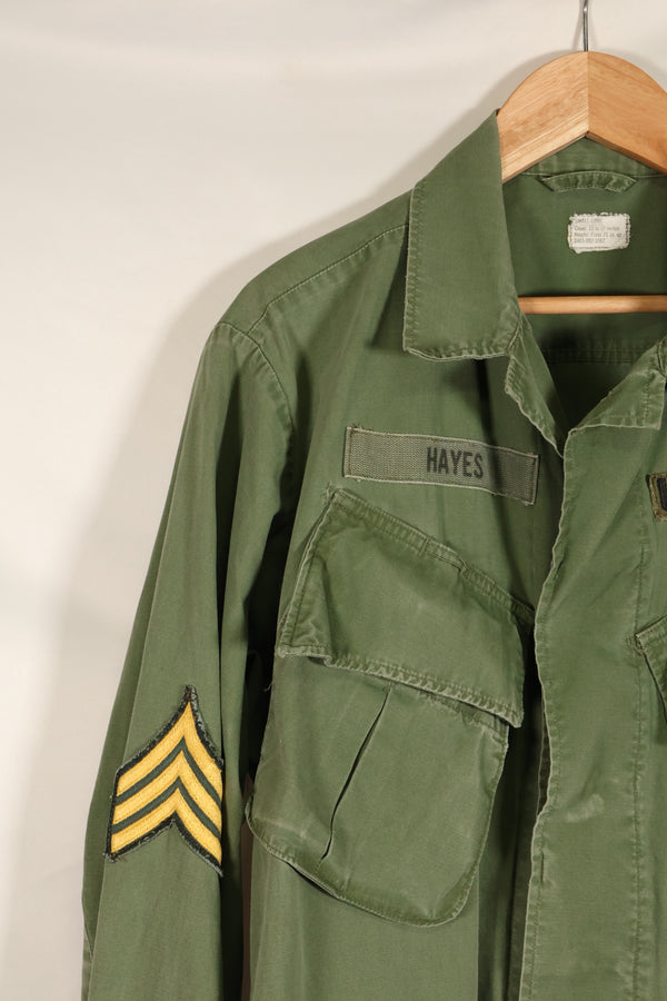 ประมาณปี 1967 – ขนาด S-L – หมวกเขียว – เสื้อแจ็คเก็ตพรางป่า รุ่นที่ 3 – มีสีซีดเล็กน้อย – มือสอง