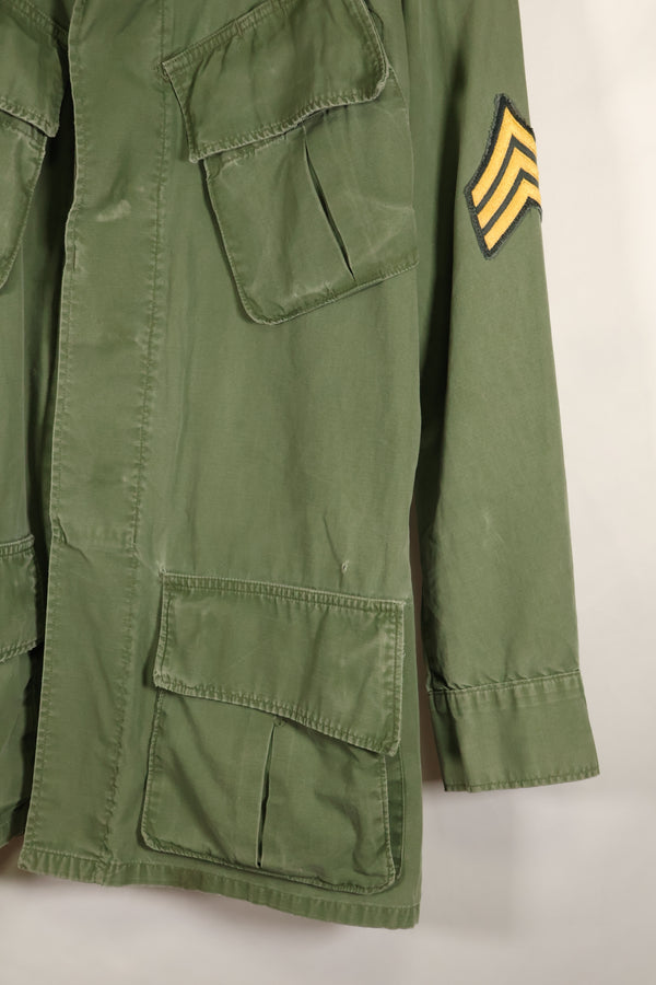 ประมาณปี 1967 – ขนาด S-L – หมวกเขียว – เสื้อแจ็คเก็ตพรางป่า รุ่นที่ 3 – มีสีซีดเล็กน้อย – มือสอง