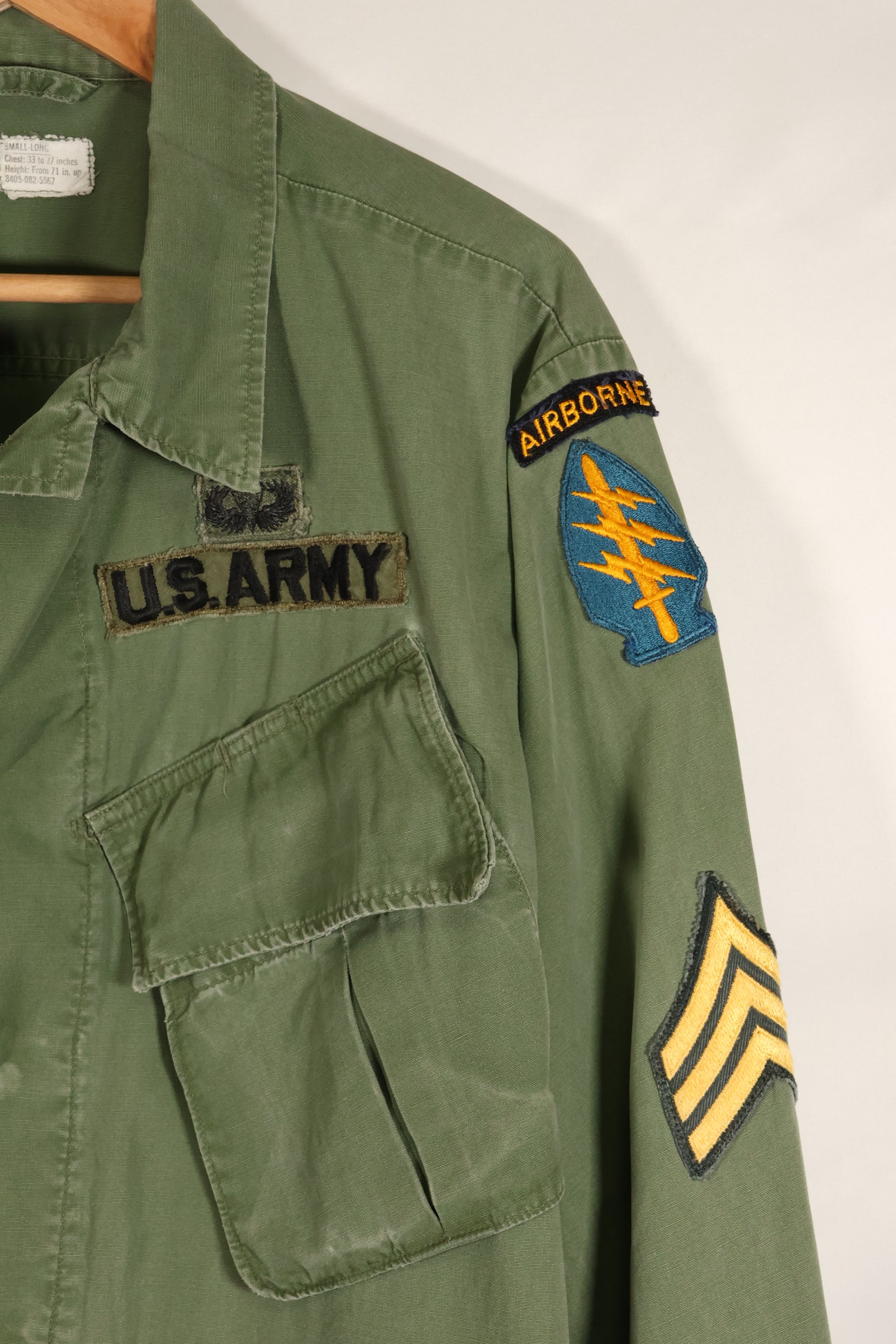 ประมาณปี 1967 – ขนาด S-L – หมวกเขียว – เสื้อแจ็คเก็ตพรางป่า รุ่นที่ 3 – มีสีซีดเล็กน้อย – มือสอง