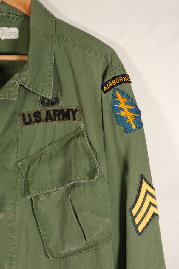 ประมาณปี 1967 – ขนาด S-L – หมวกเขียว – เสื้อแจ็คเก็ตพรางป่า รุ่นที่ 3 – มีสีซีดเล็กน้อย – มือสอง