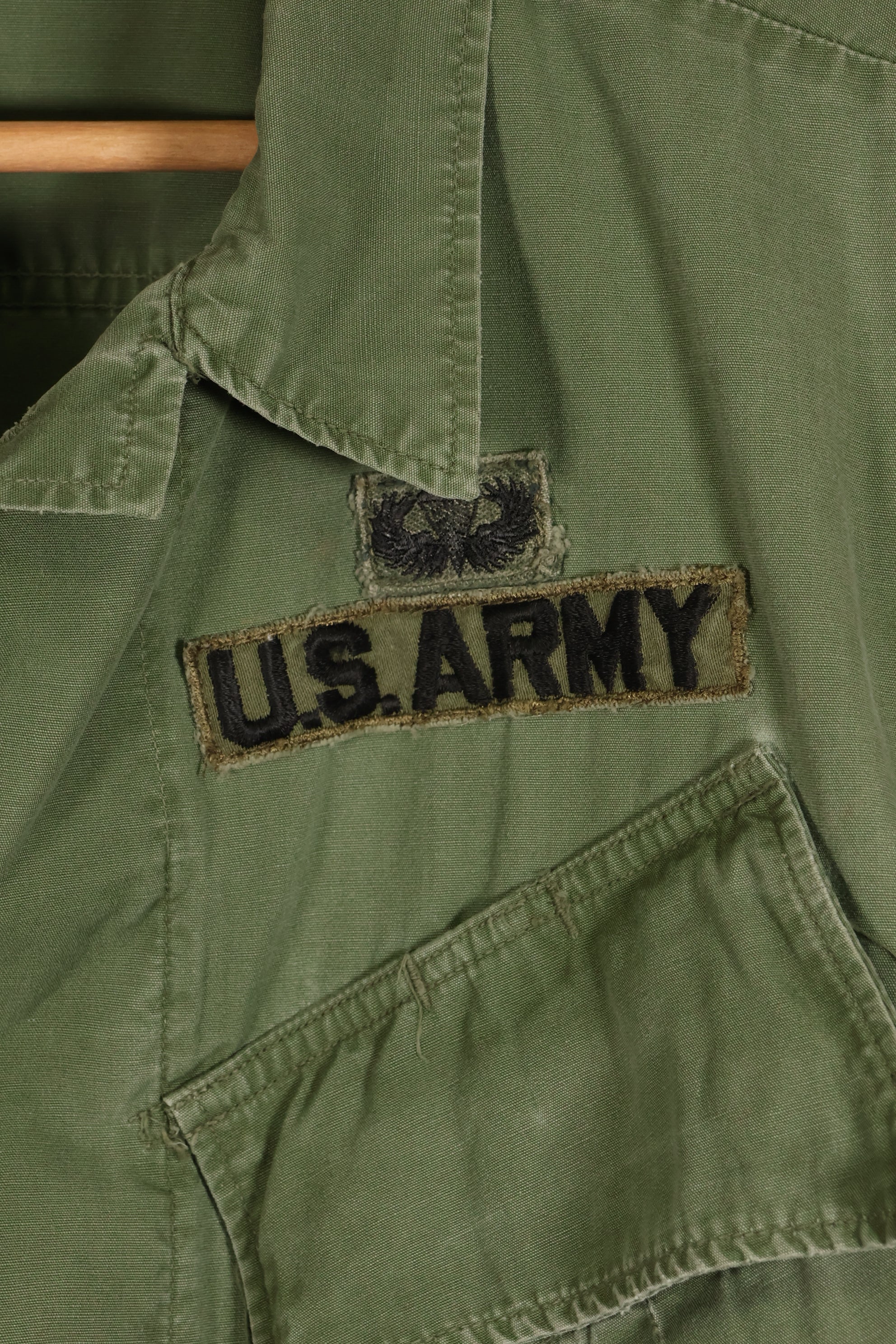 ประมาณปี 1967 – ขนาด S-L – หมวกเขียว – เสื้อแจ็คเก็ตพรางป่า รุ่นที่ 3 – มีสีซีดเล็กน้อย – มือสอง