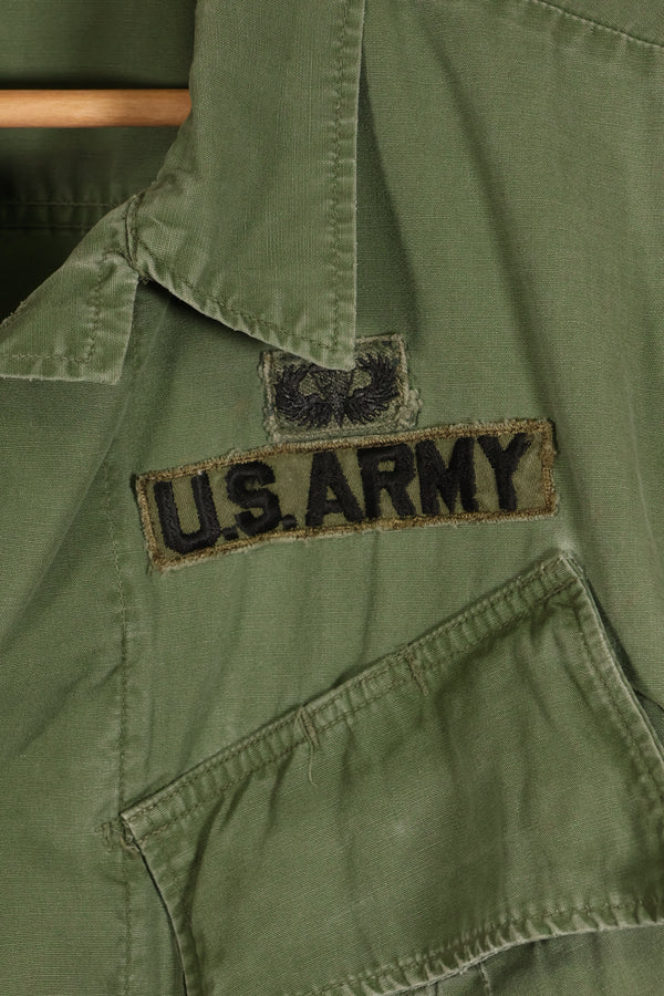 ประมาณปี 1967 – ขนาด S-L – หมวกเขียว – เสื้อแจ็คเก็ตพรางป่า รุ่นที่ 3 – มีสีซีดเล็กน้อย – มือสอง