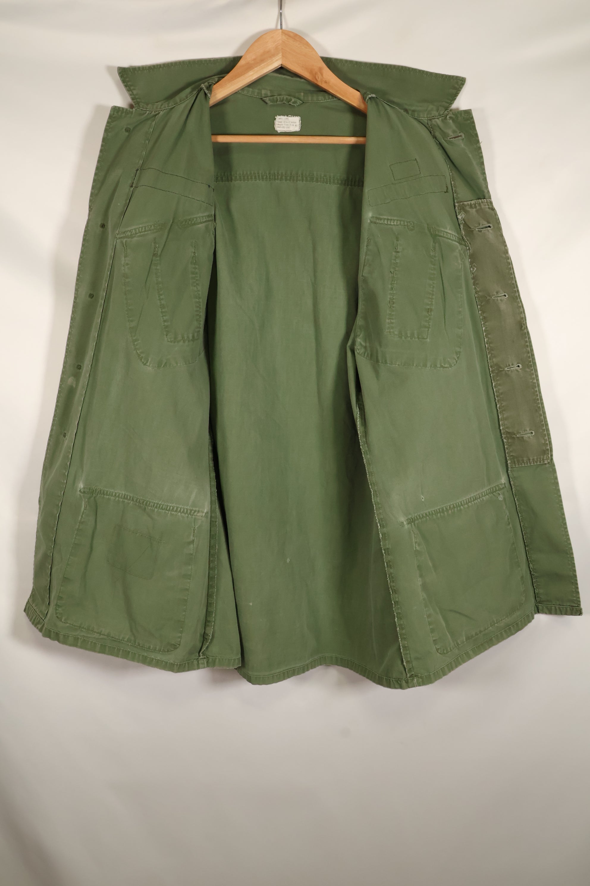 ประมาณปี 1967 – ขนาด S-L – หมวกเขียว – เสื้อแจ็คเก็ตพรางป่า รุ่นที่ 3 – มีสีซีดเล็กน้อย – มือสอง