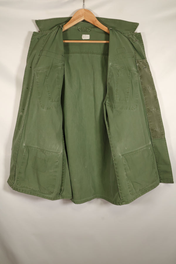 ประมาณปี 1967 – ขนาด S-L – หมวกเขียว – เสื้อแจ็คเก็ตพรางป่า รุ่นที่ 3 – มีสีซีดเล็กน้อย – มือสอง