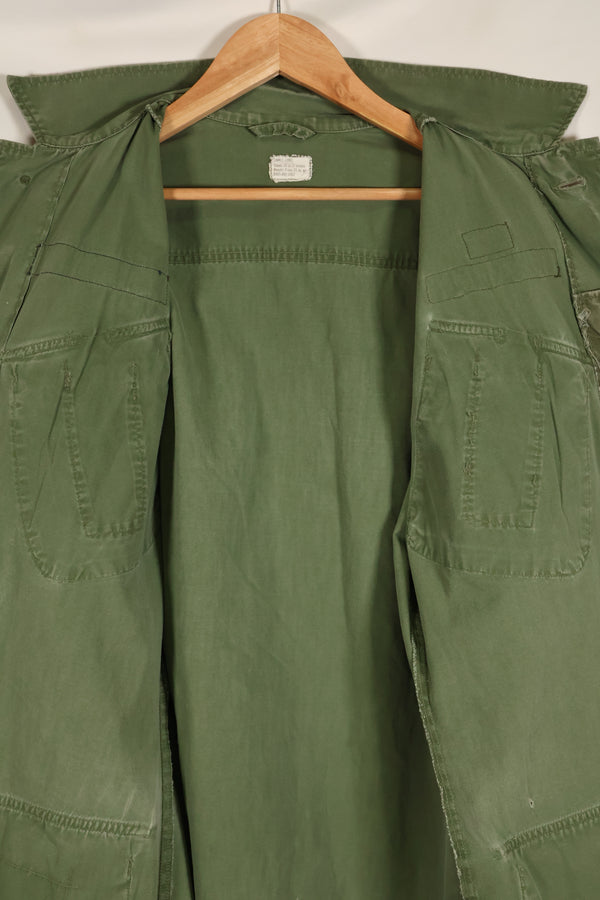 ประมาณปี 1967 – ขนาด S-L – หมวกเขียว – เสื้อแจ็คเก็ตพรางป่า รุ่นที่ 3 – มีสีซีดเล็กน้อย – มือสอง