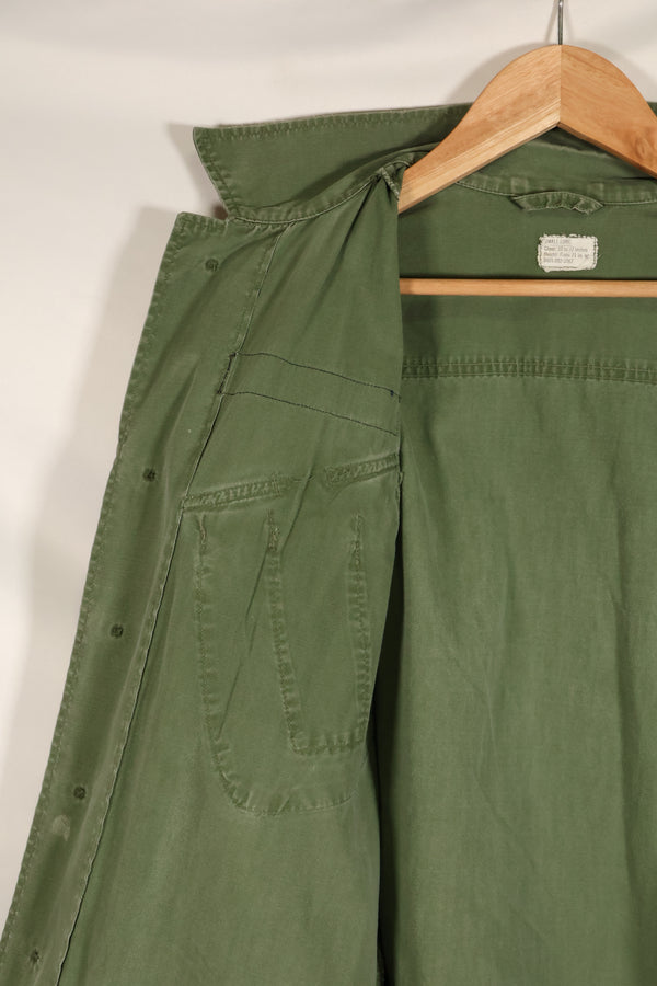 ประมาณปี 1967 – ขนาด S-L – หมวกเขียว – เสื้อแจ็คเก็ตพรางป่า รุ่นที่ 3 – มีสีซีดเล็กน้อย – มือสอง