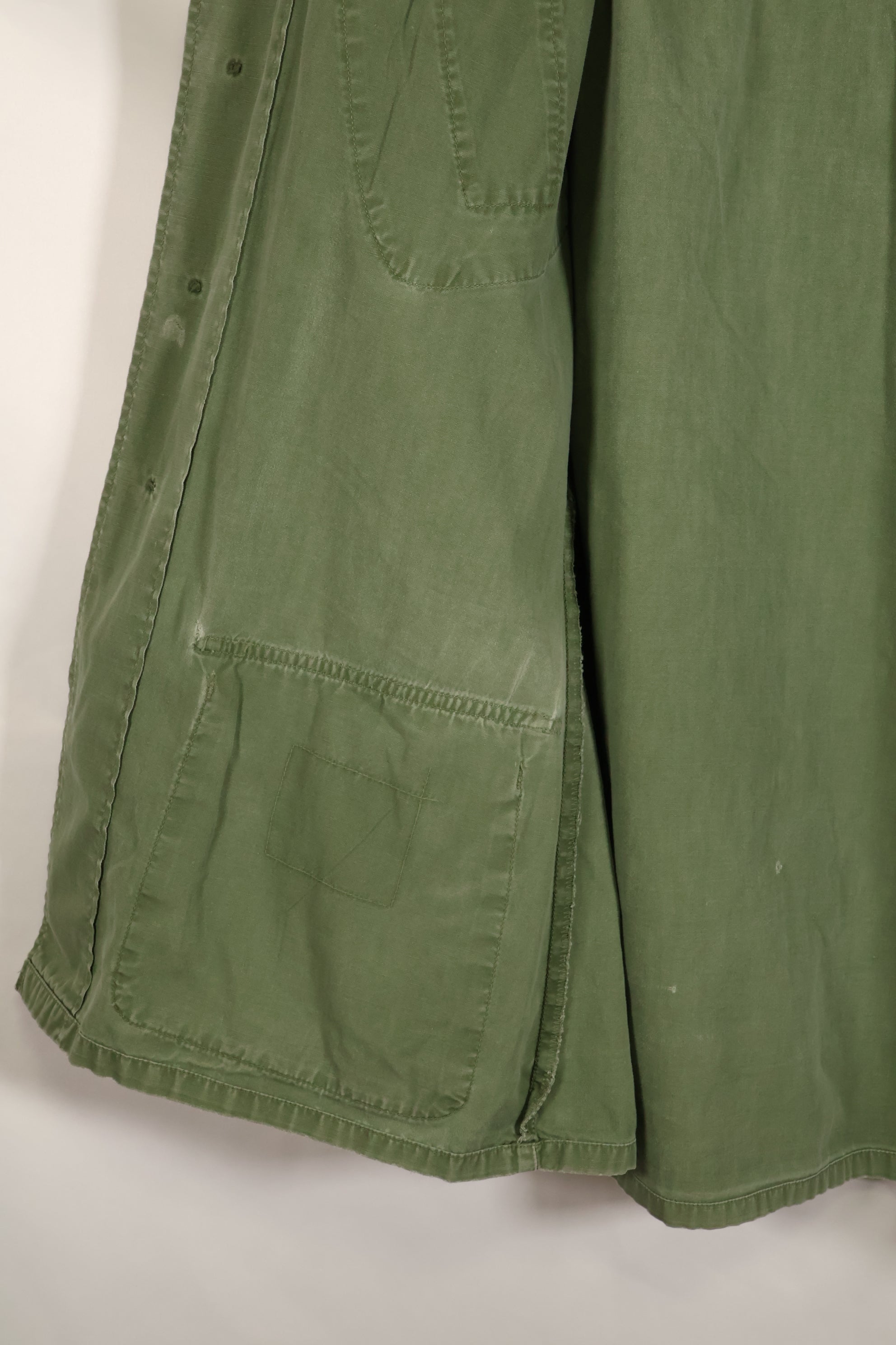 ประมาณปี 1967 – ขนาด S-L – หมวกเขียว – เสื้อแจ็คเก็ตพรางป่า รุ่นที่ 3 – มีสีซีดเล็กน้อย – มือสอง