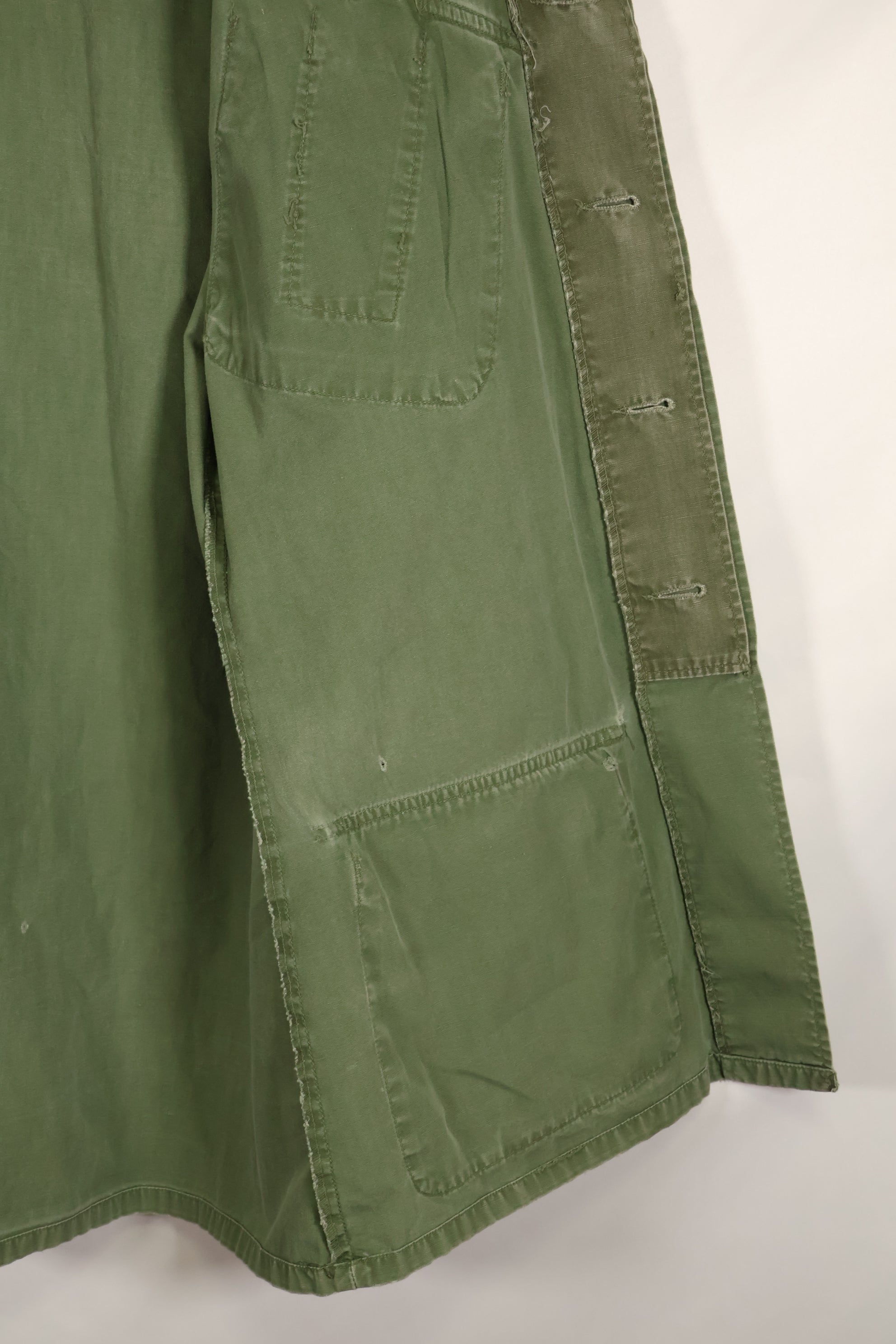 ประมาณปี 1967 – ขนาด S-L – หมวกเขียว – เสื้อแจ็คเก็ตพรางป่า รุ่นที่ 3 – มีสีซีดเล็กน้อย – มือสอง