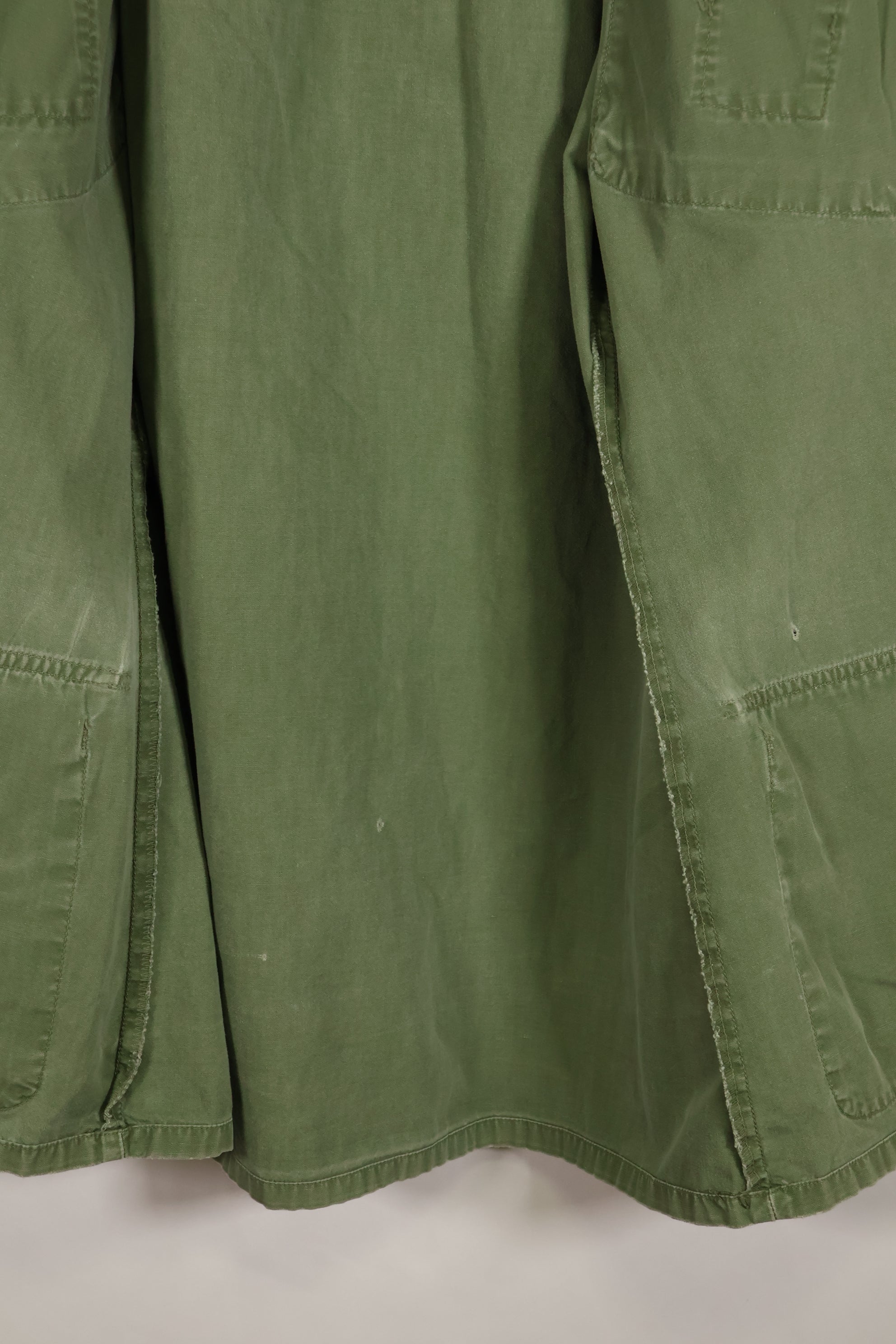 ประมาณปี 1967 – ขนาด S-L – หมวกเขียว – เสื้อแจ็คเก็ตพรางป่า รุ่นที่ 3 – มีสีซีดเล็กน้อย – มือสอง