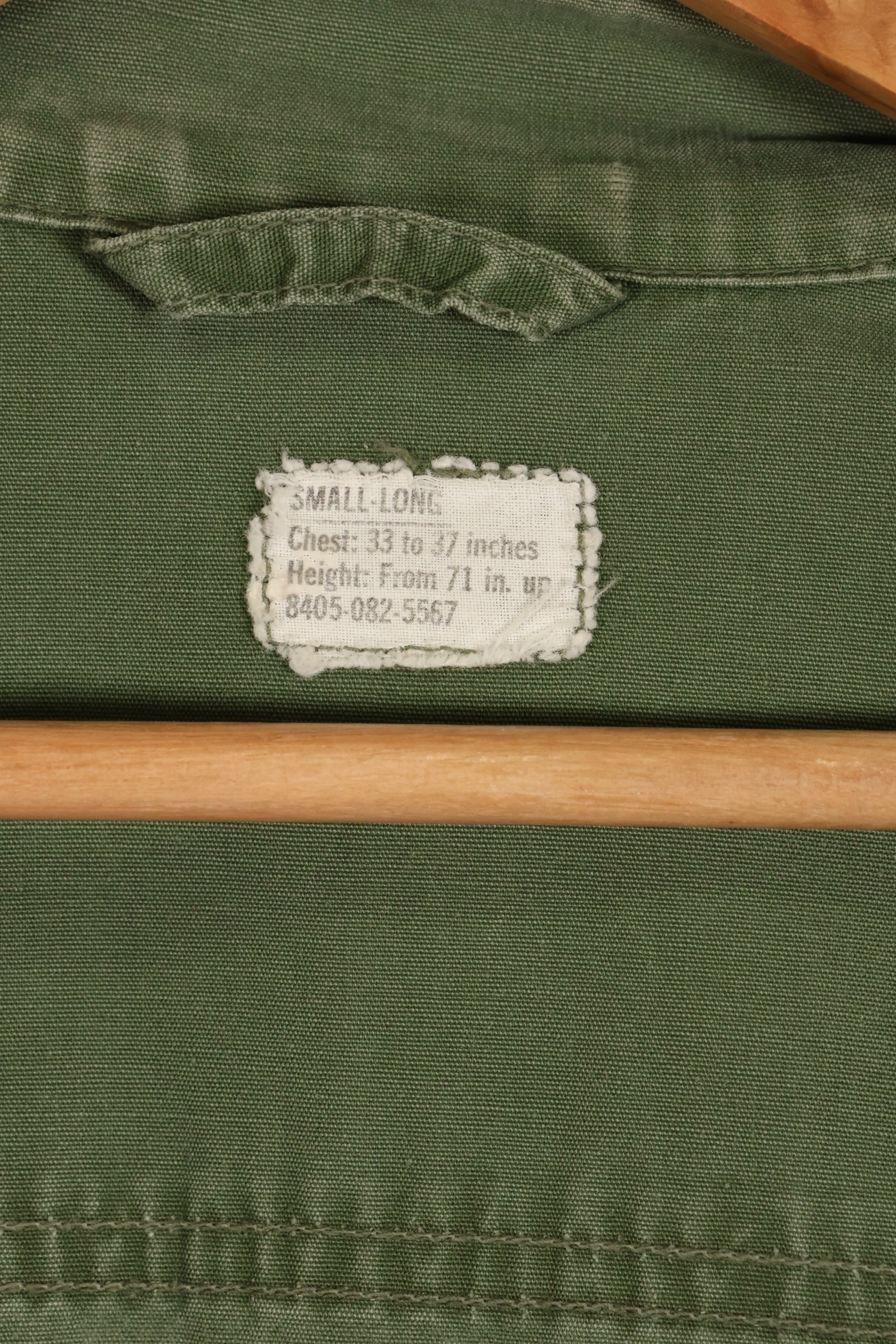 ประมาณปี 1967 – ขนาด S-L – หมวกเขียว – เสื้อแจ็คเก็ตพรางป่า รุ่นที่ 3 – มีสีซีดเล็กน้อย – มือสอง