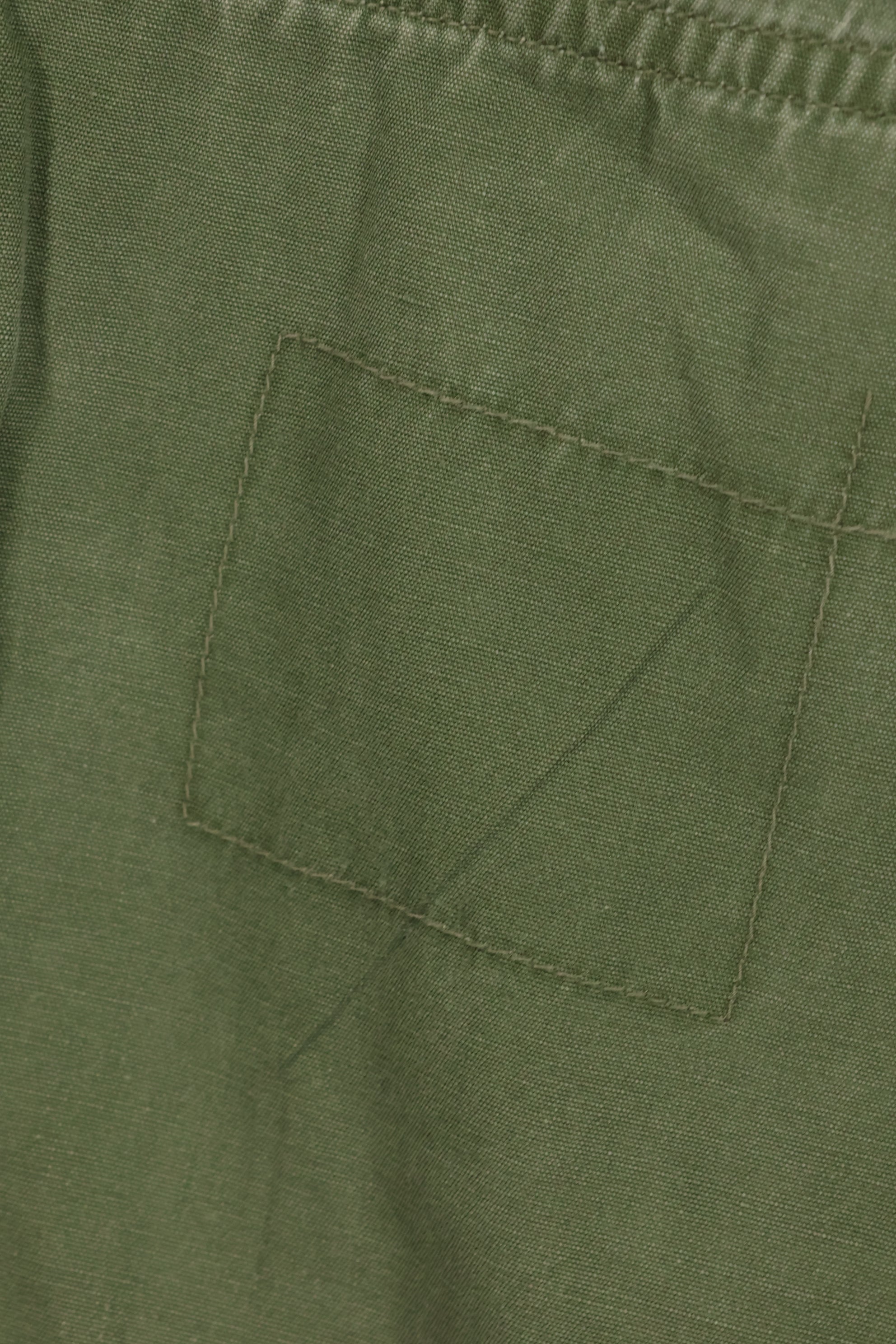 ประมาณปี 1967 – ขนาด S-L – หมวกเขียว – เสื้อแจ็คเก็ตพรางป่า รุ่นที่ 3 – มีสีซีดเล็กน้อย – มือสอง